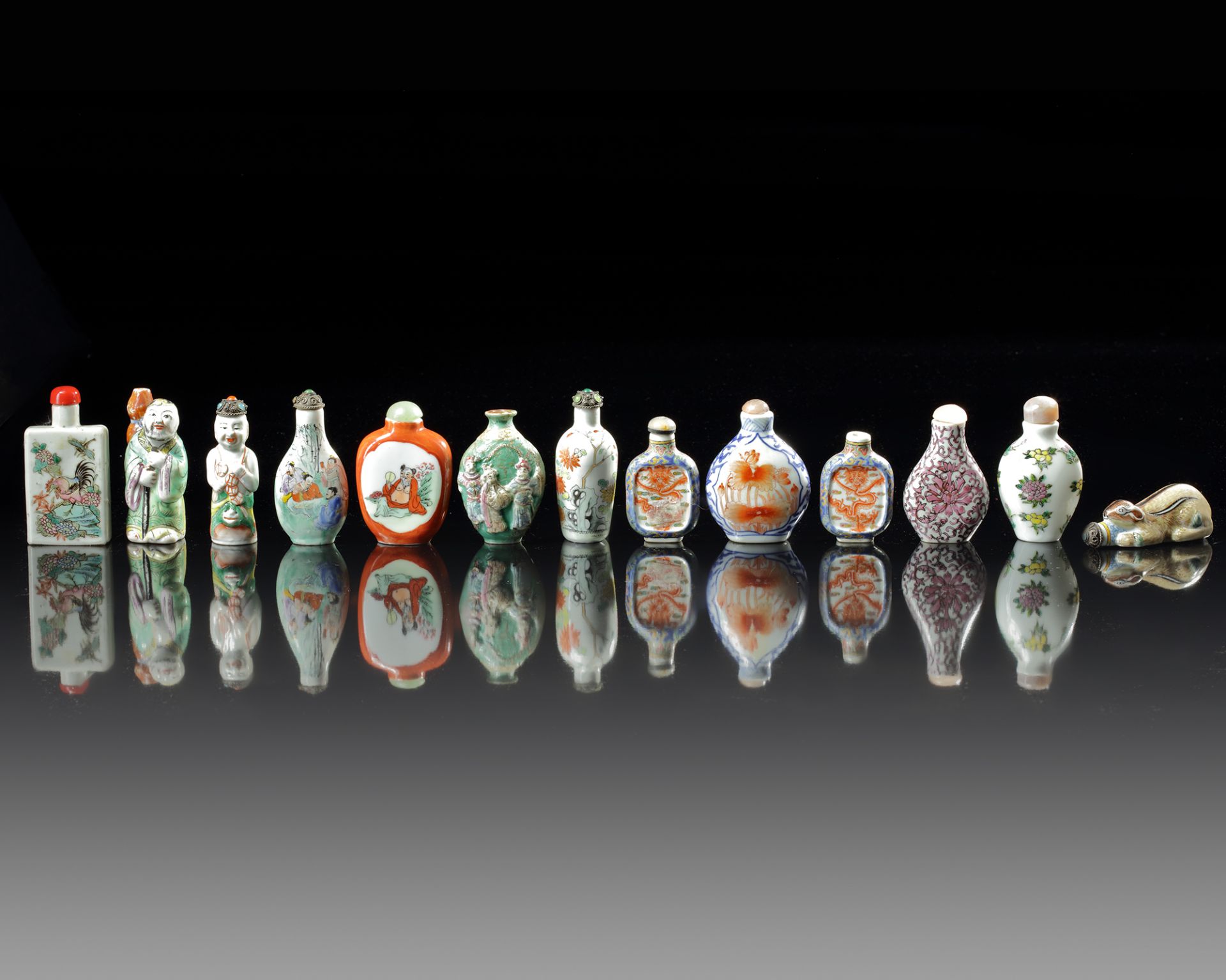 A GROUP OF THIRTEEN CHINESE FAMILLE ROSE SNUFF BOTTLES, 19TH/20TH CENTURY