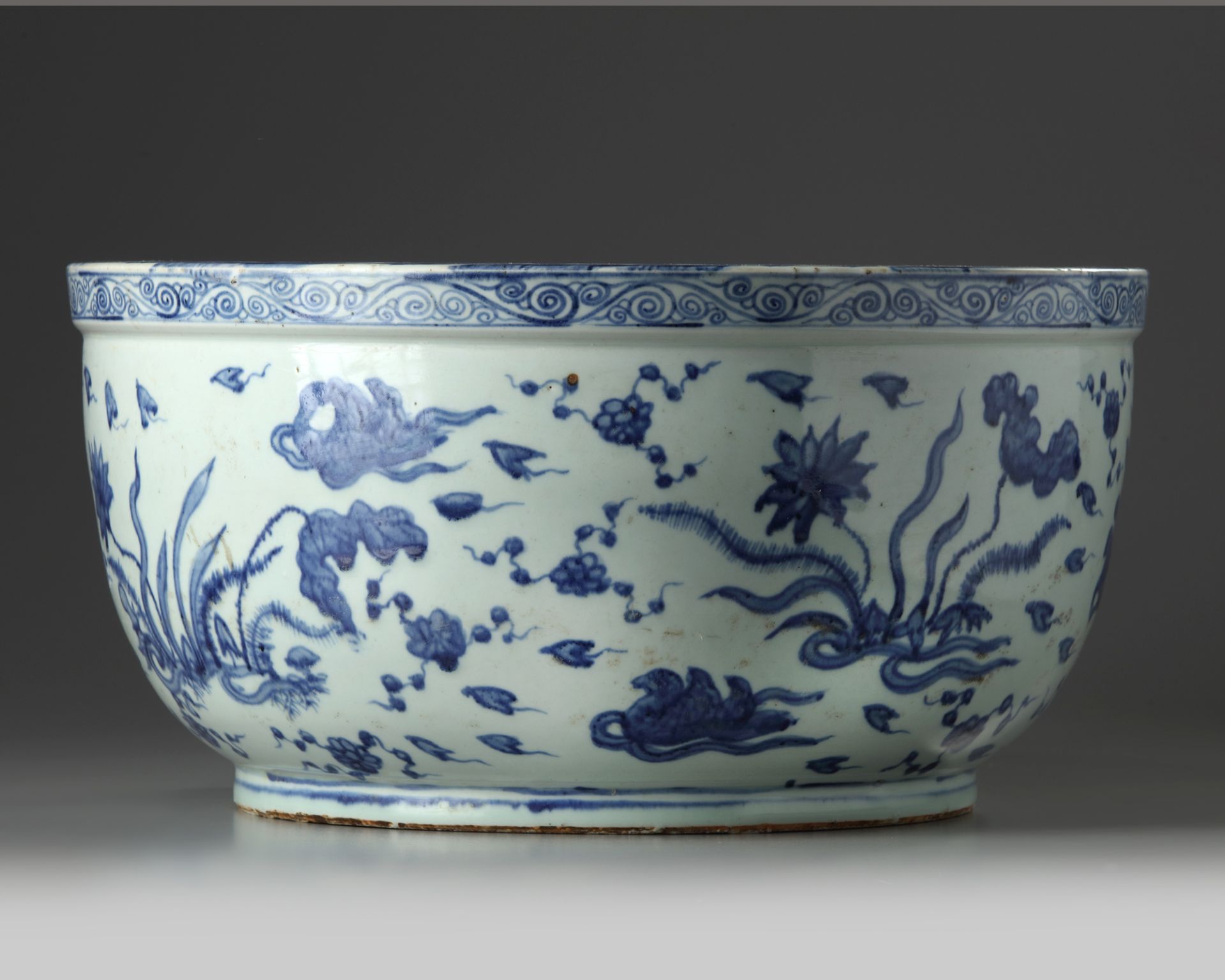 A CHINESE BLUE AND WHITE DUCKS AND LOTUS' BASIN, MING DYNASTY (1368-1644) - Image 5 of 6