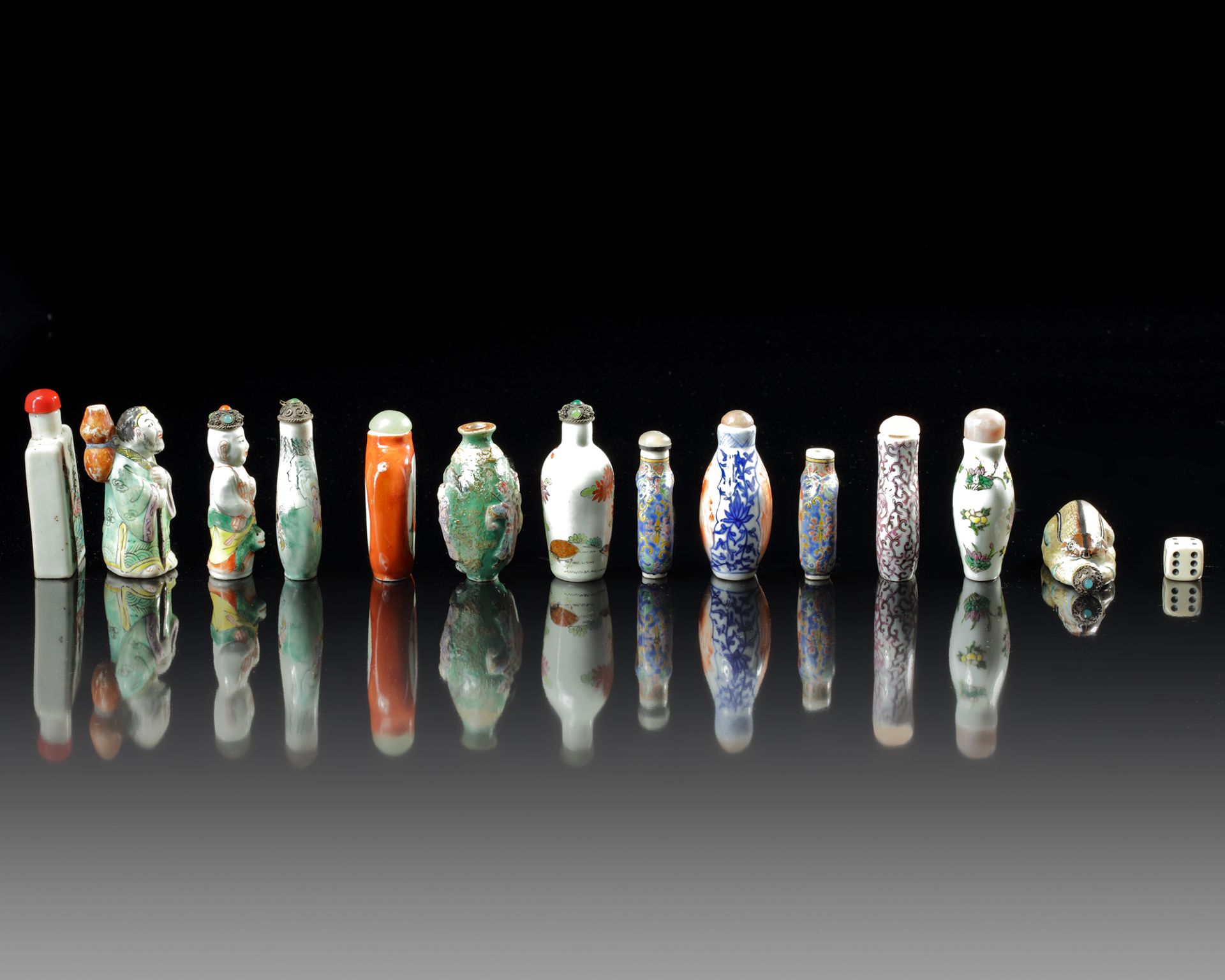 A GROUP OF THIRTEEN CHINESE FAMILLE ROSE SNUFF BOTTLES, 19TH/20TH CENTURY - Image 2 of 3