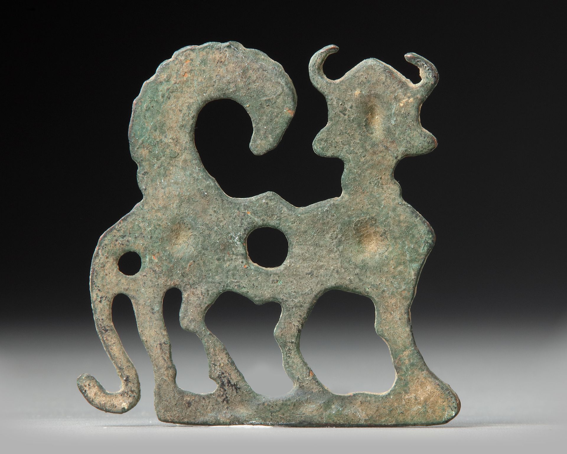 A HORSE BIT IN THE FORM OF A HUMAN-HEADED WINGED BULL, LURISTAN, CIRCA 900-800 BC - Bild 2 aus 2