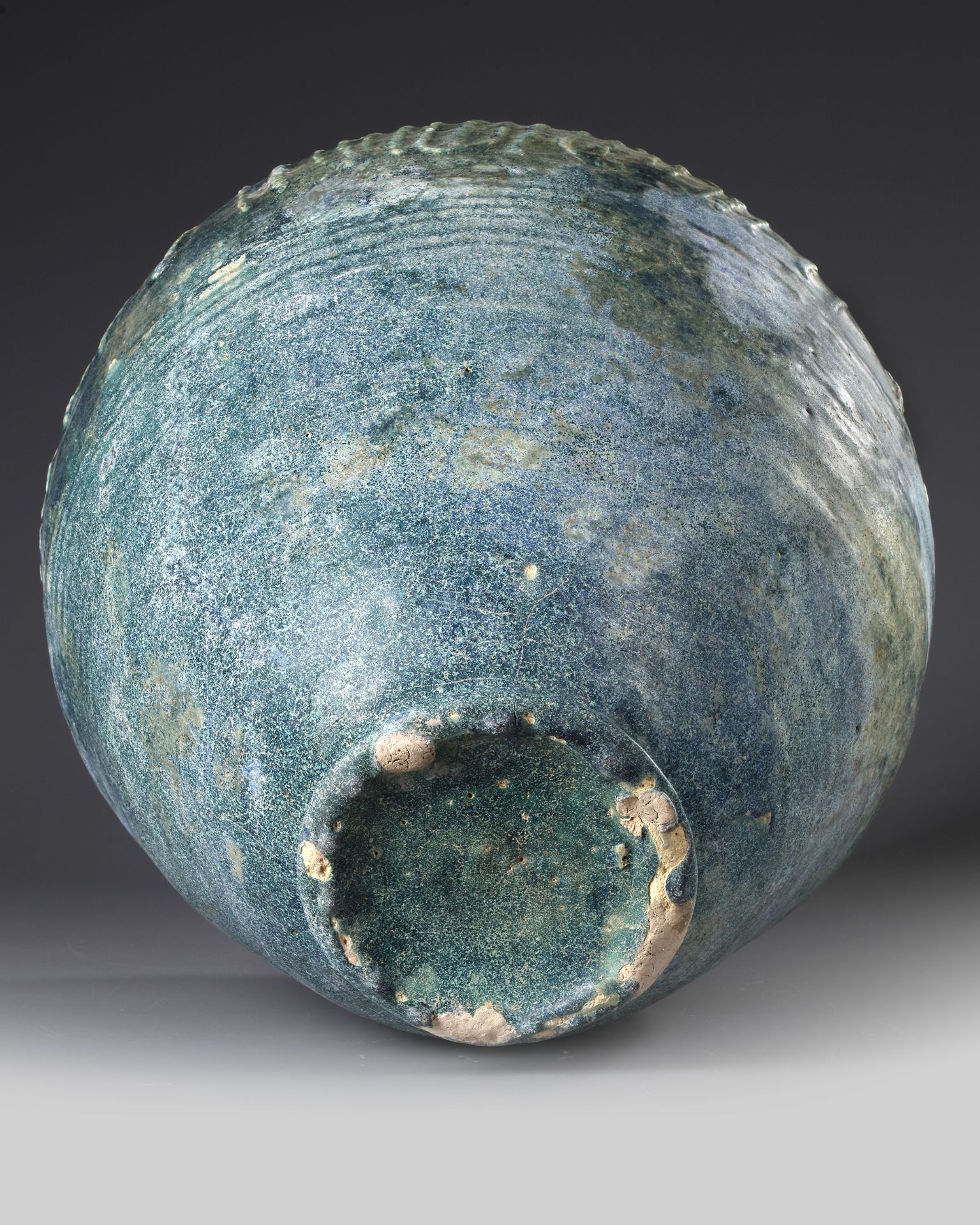 A LARGE POST SASSANIAN TURQUOISE GLAZED POTTERY STORAGE JAR, PERSIA OR IRAQ, 7TH-8TH CENTURY - Image 4 of 5