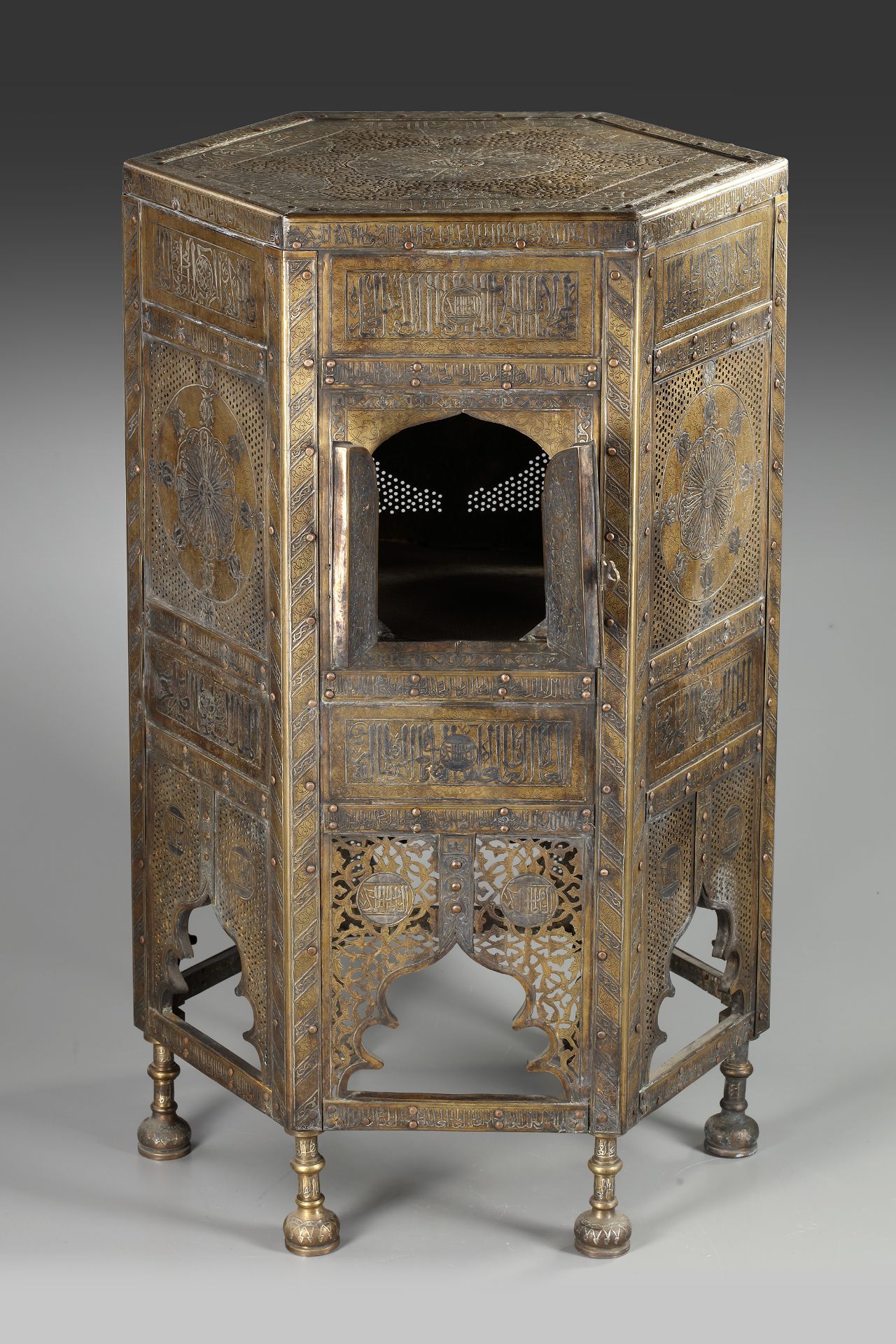 A LARGE CAIROWARE GOLD, SILVER AND COPPER INLAID BRASS KURSI, LATE 19TH CENTURY - Image 2 of 5