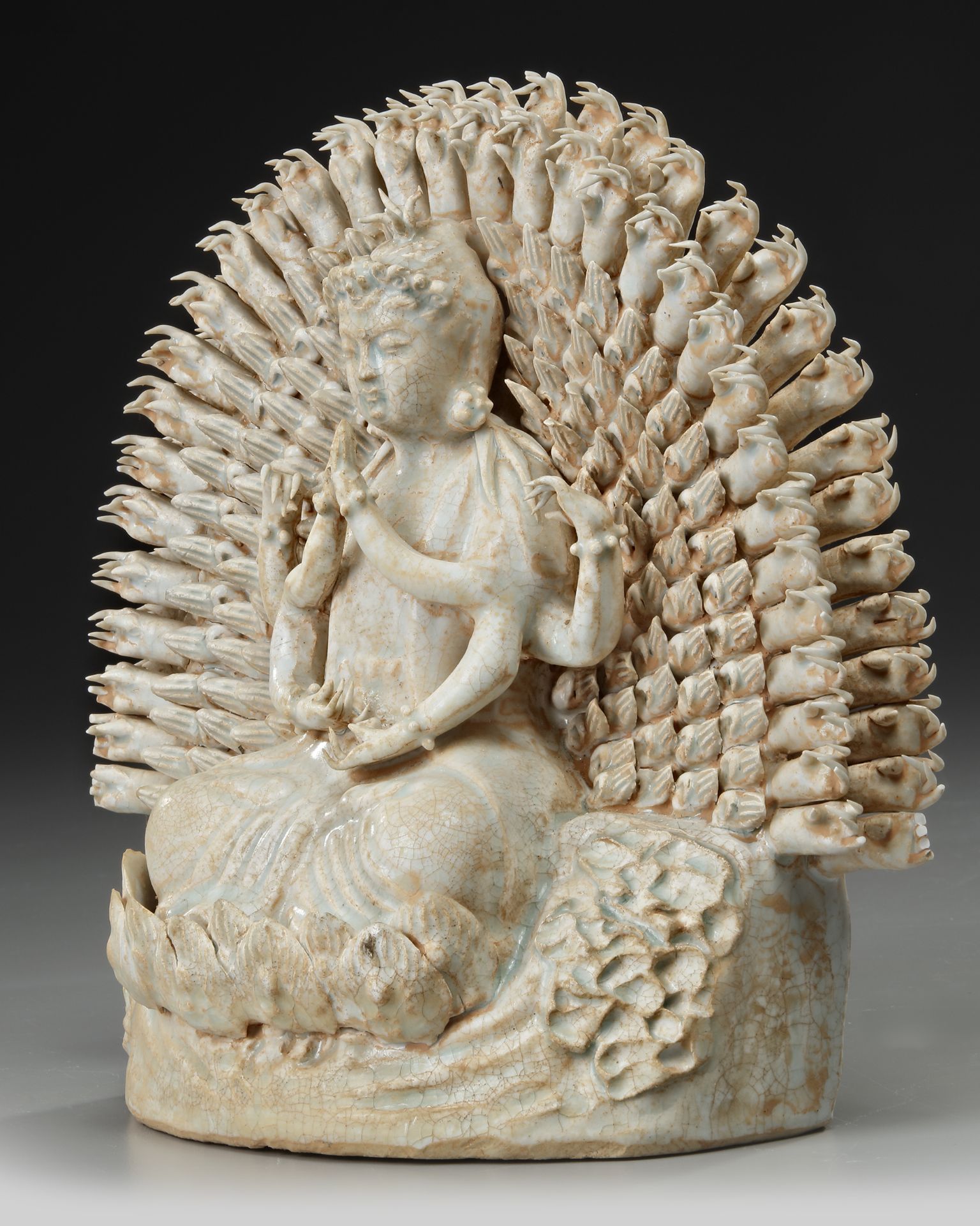 A CHINESE QINGBAI STATUE OF GUANYIN, MING DYNASTY (1368-1644) - Image 2 of 5