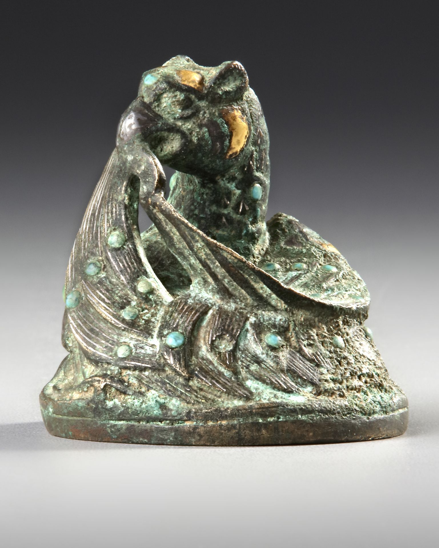 A CHINESE GOLD AND SILVER-INLAID BRONZE FIGURE OF A MYTHICAL BEAST WEIGHT, HAN DYNASTY (206 BC-AD 22 - Bild 2 aus 4