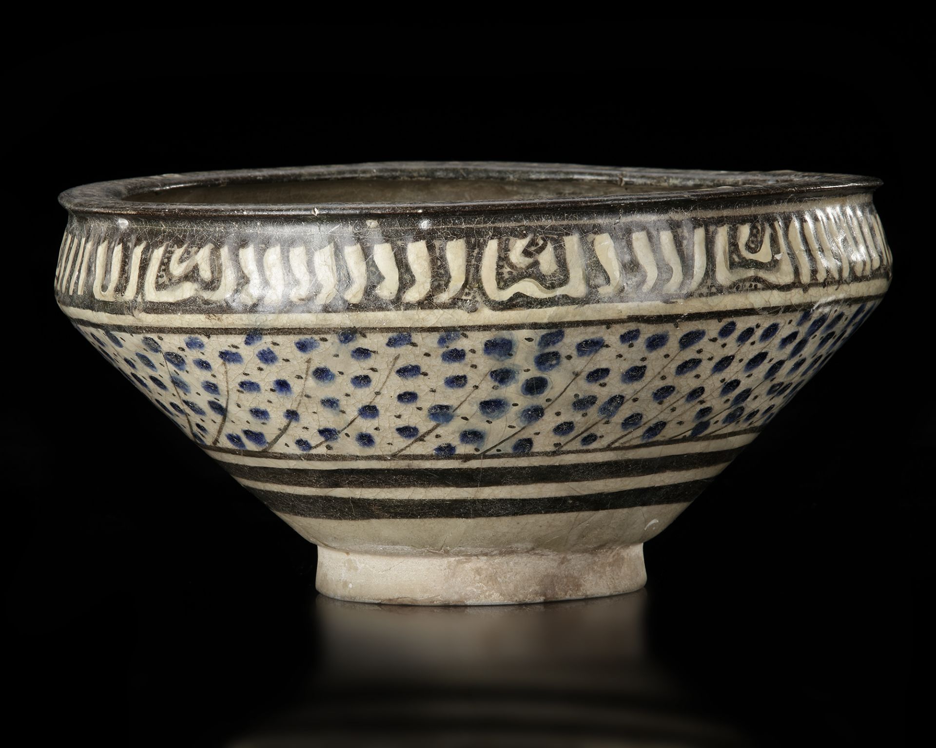 A BOWL DECORATED WITH THREE BIRDS IN FLIGHT, SULTANABAD, 13TH-14TH CENTURY - Image 2 of 4