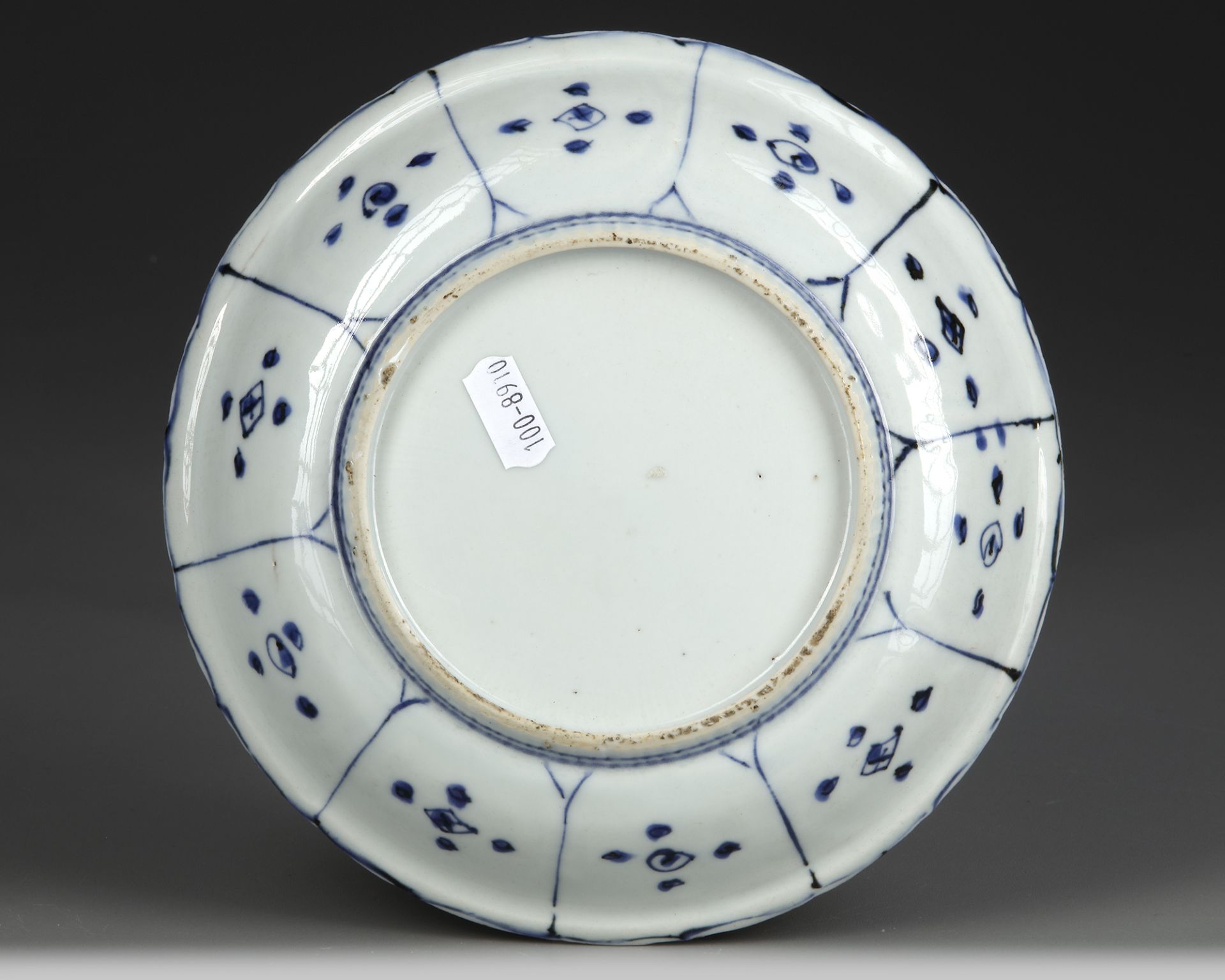 A CHINESE BLUE AND WHITE DISH, WANLI PERIOD (1572-1620) - Image 2 of 2