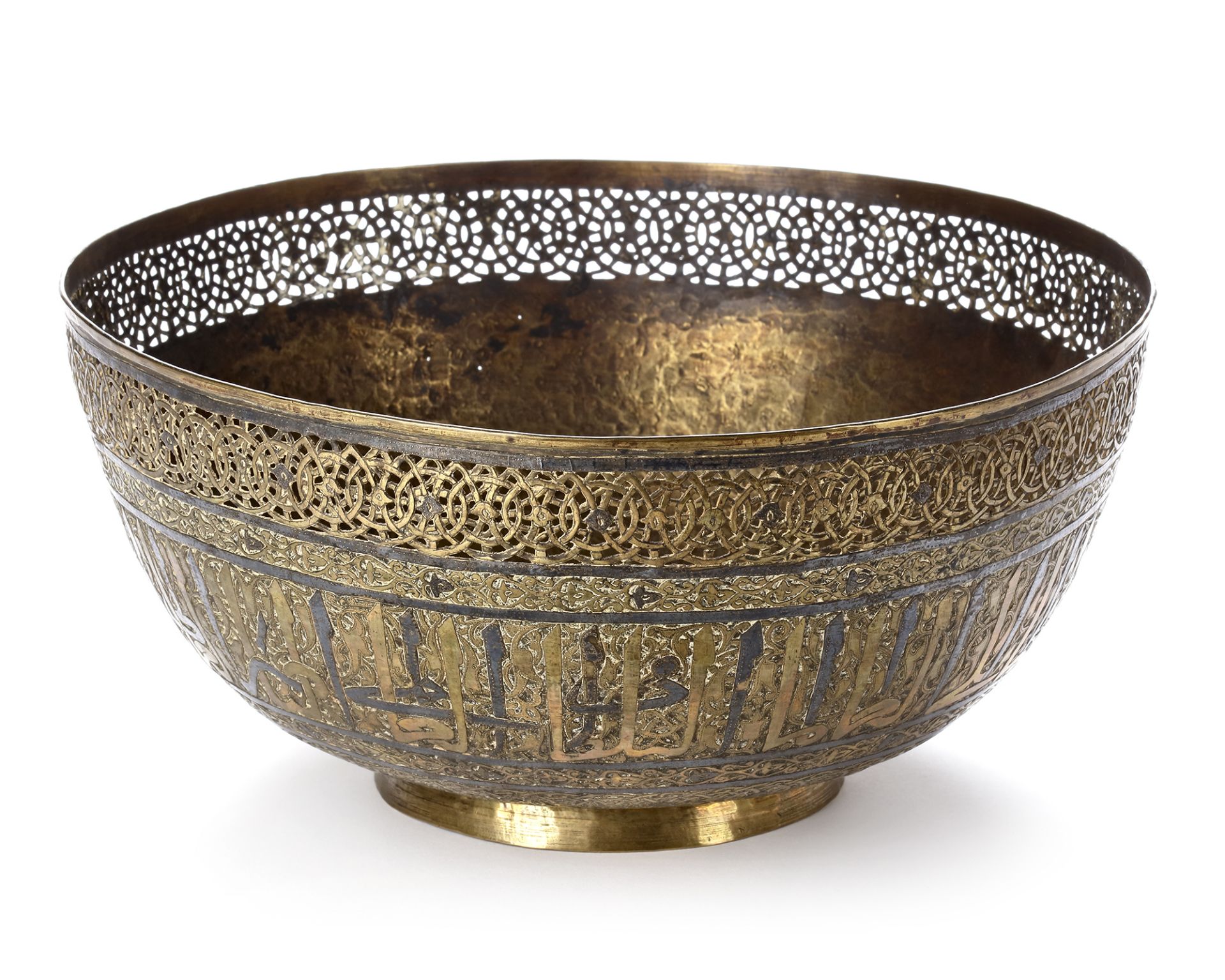 AN ISLAMIC BRASS BOWL WITH INSCRIPTIONS, 19TH CENTURY - Image 2 of 4