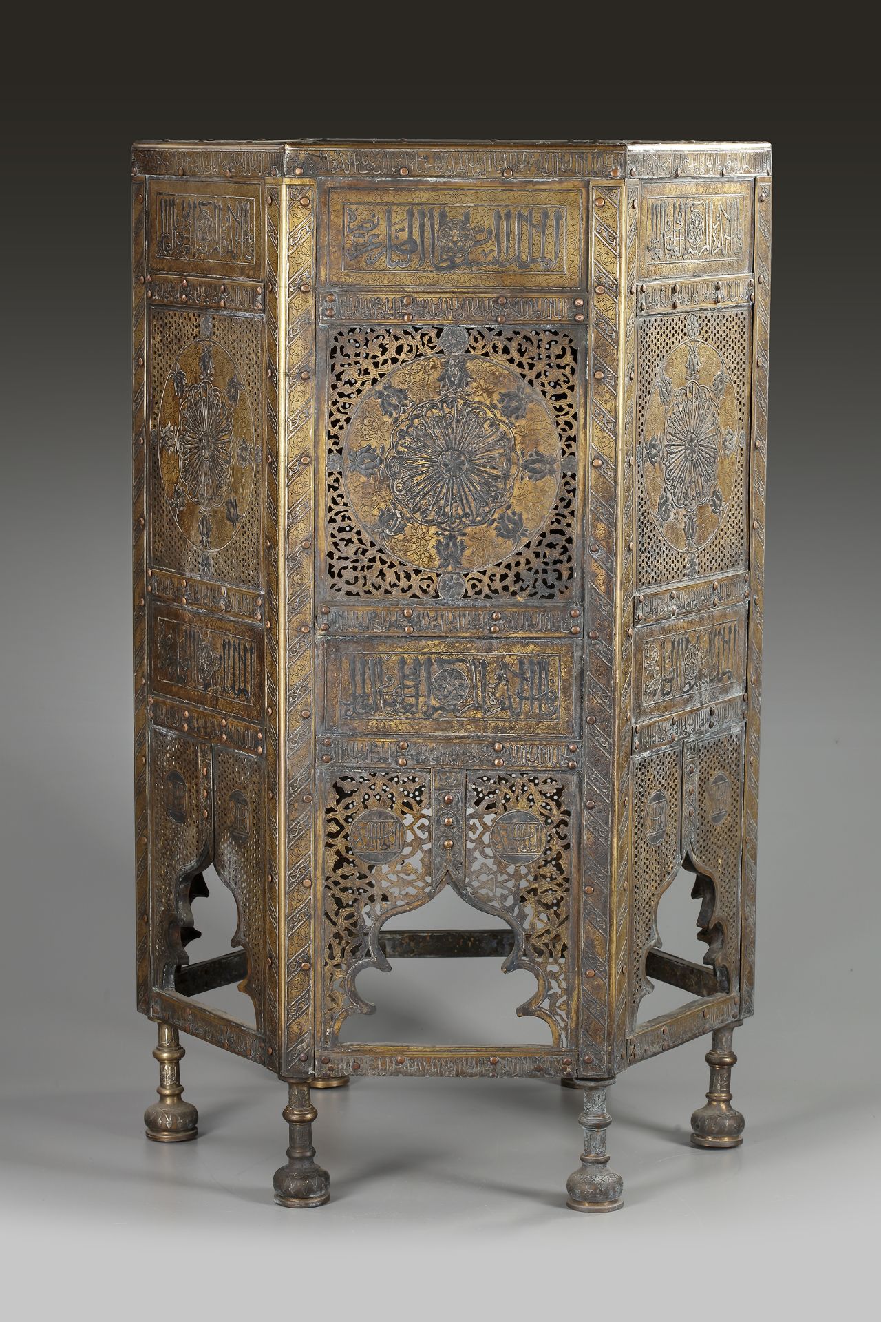 A LARGE CAIROWARE GOLD, SILVER AND COPPER INLAID BRASS KURSI, LATE 19TH CENTURY - Image 4 of 5