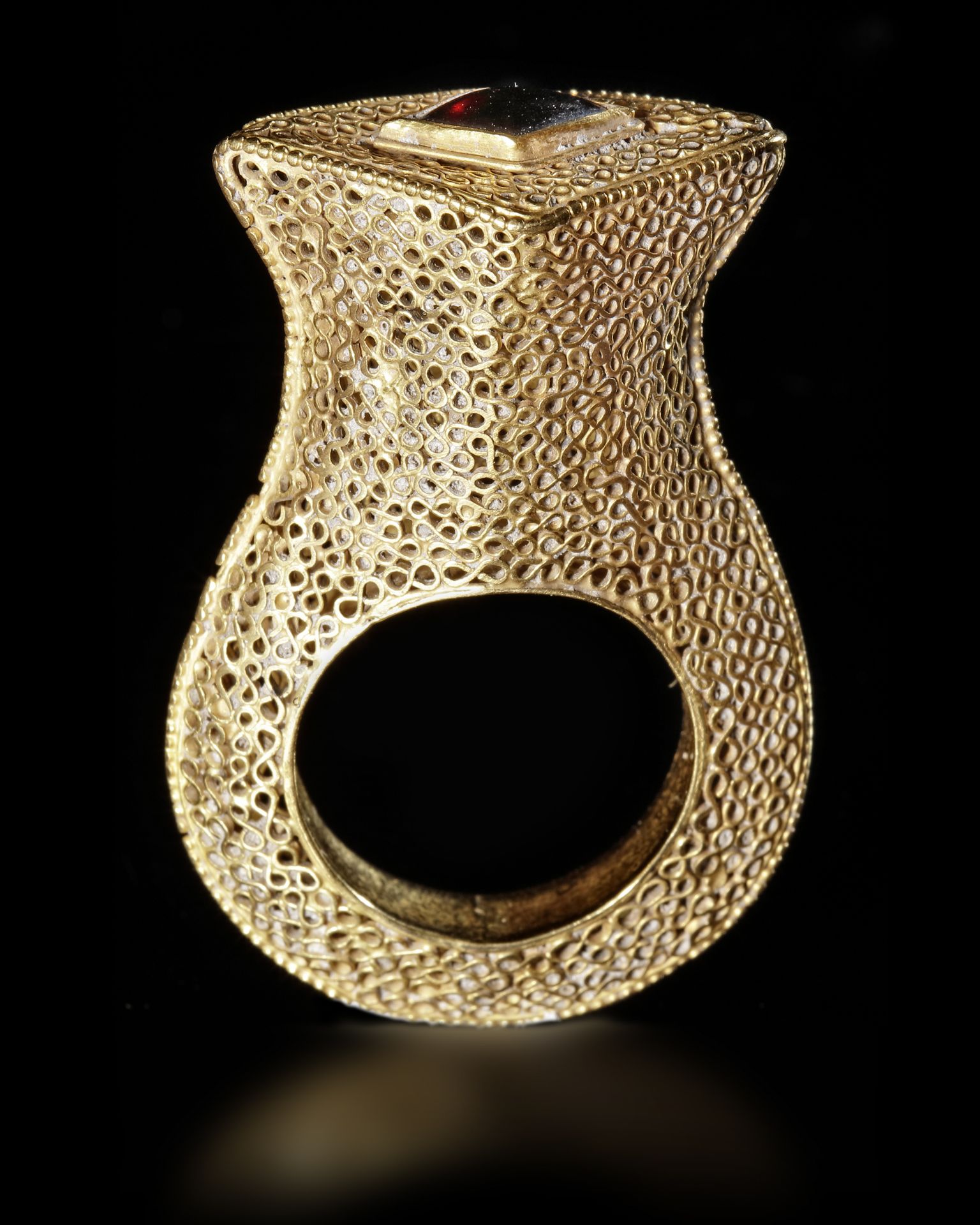 A MAGNIFICENT EARLY ISLAMIC GOLD RING, NEAR EAST 10TH-11TH CENTURY - Bild 4 aus 5