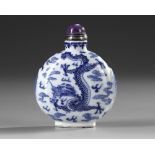 A CHINESE BLUE AND WHITE SNUFF BOTTLE, 19TH CENTURY