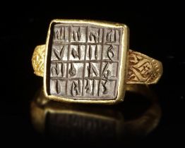 A SELJUK GOLD RING, PERSIA, 12TH CENTURY