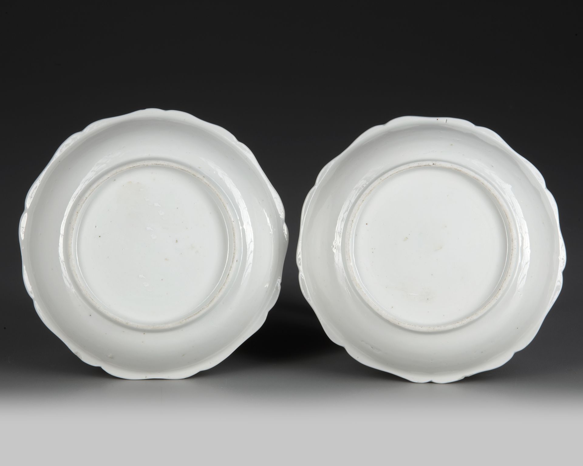 A PAIR OF JAPANESE KAKIEMON DISHES, 17TH CENTURY - Image 2 of 2