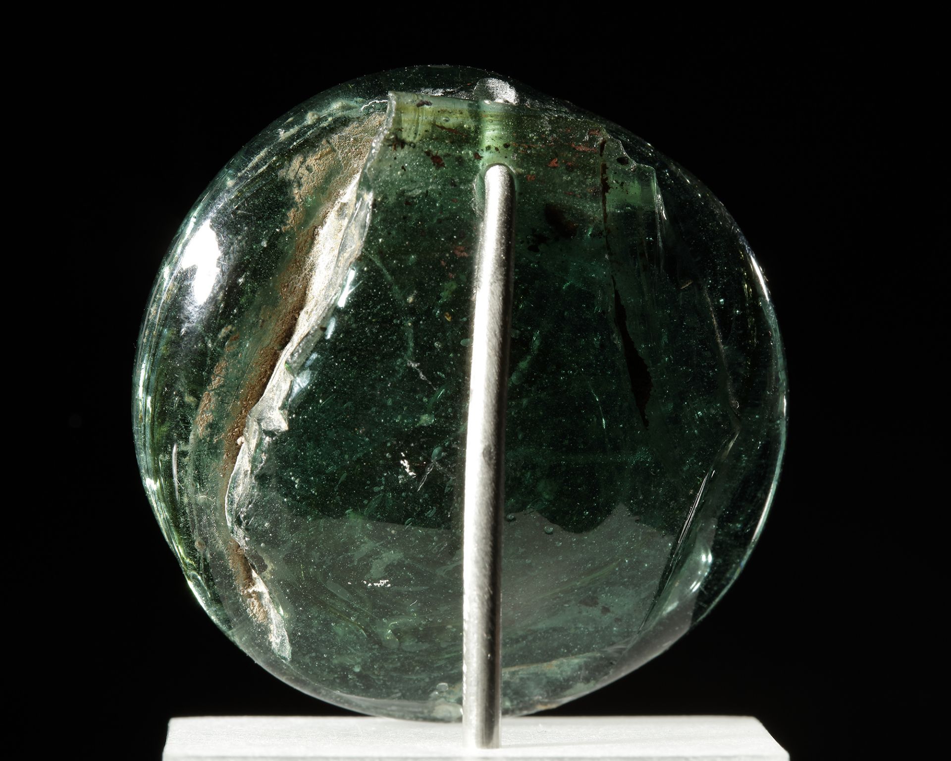 AN ISLAMIC GREEN GLASS LEAD SEAL ( BULLA), 9TH-10TH CENTURY - Image 3 of 5