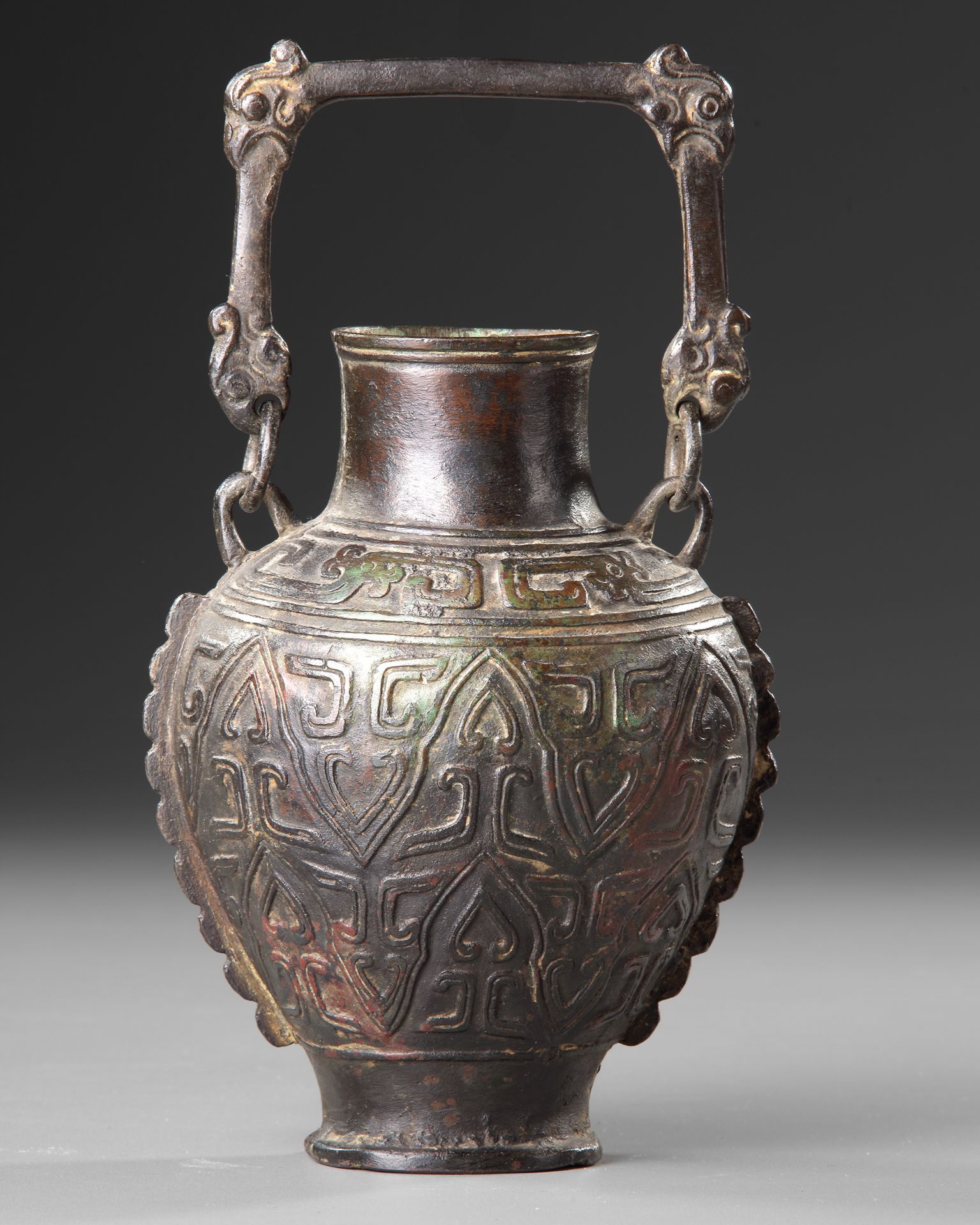 A CHINESE ARCHAISTIC BRONZE VASE, SONG DYNASTY (960 - 1279)