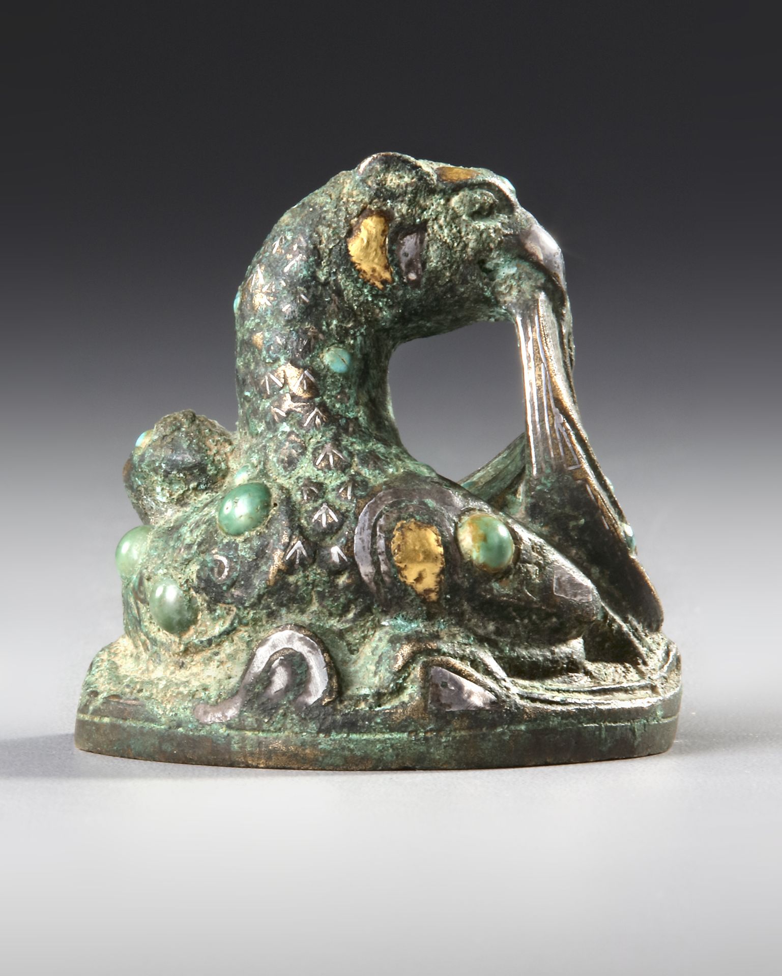 A CHINESE GOLD AND SILVER-INLAID BRONZE FIGURE OF A MYTHICAL BEAST WEIGHT, HAN DYNASTY (206 BC-AD 22 - Bild 3 aus 4