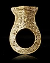A MAGNIFICENT EARLY ISLAMIC GOLD RING, NEAR EAST 10TH-11TH CENTURY