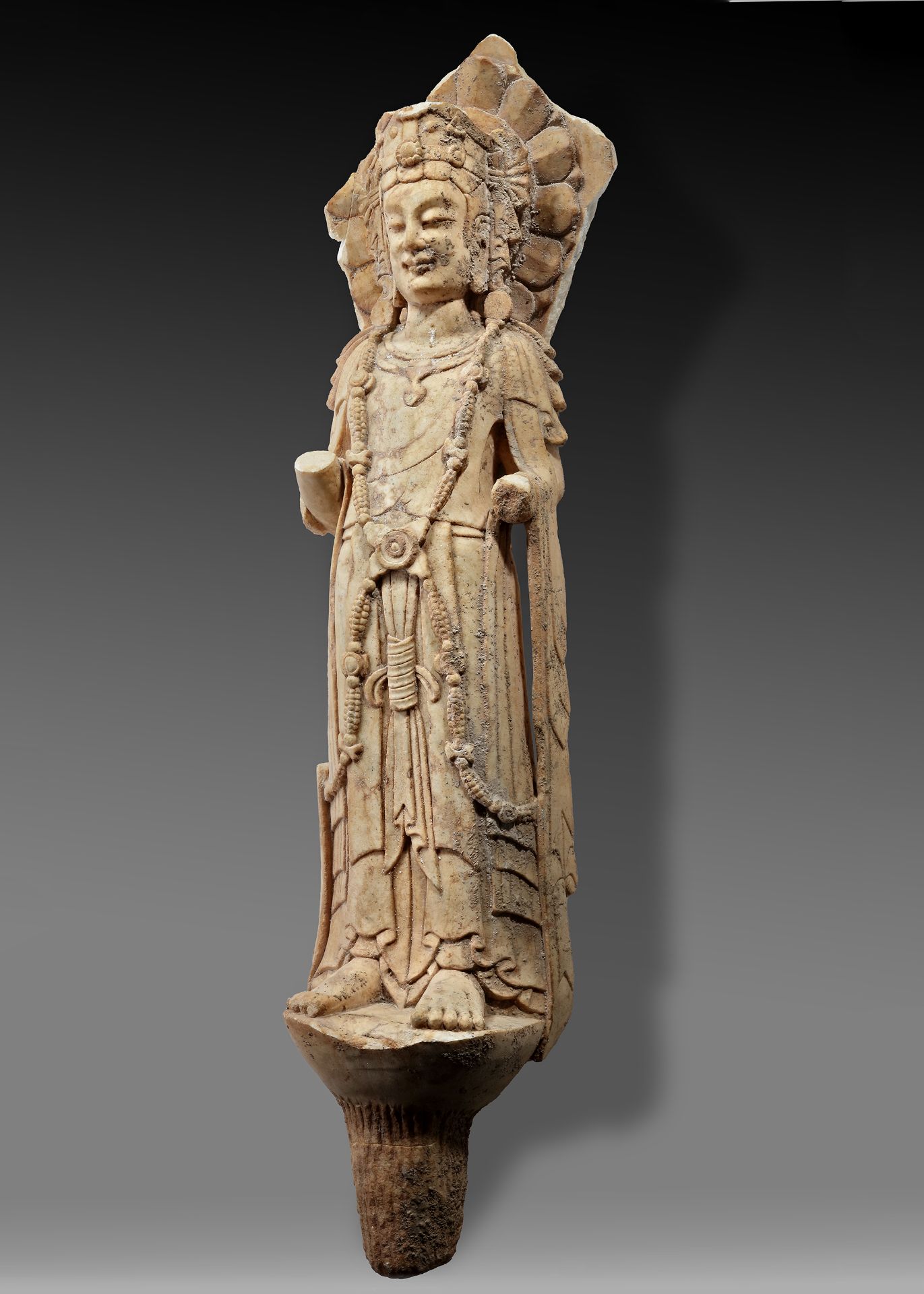 A SANDSTONE STANDING FIGURE OF A BODHISATTVA - Bild 2 aus 4