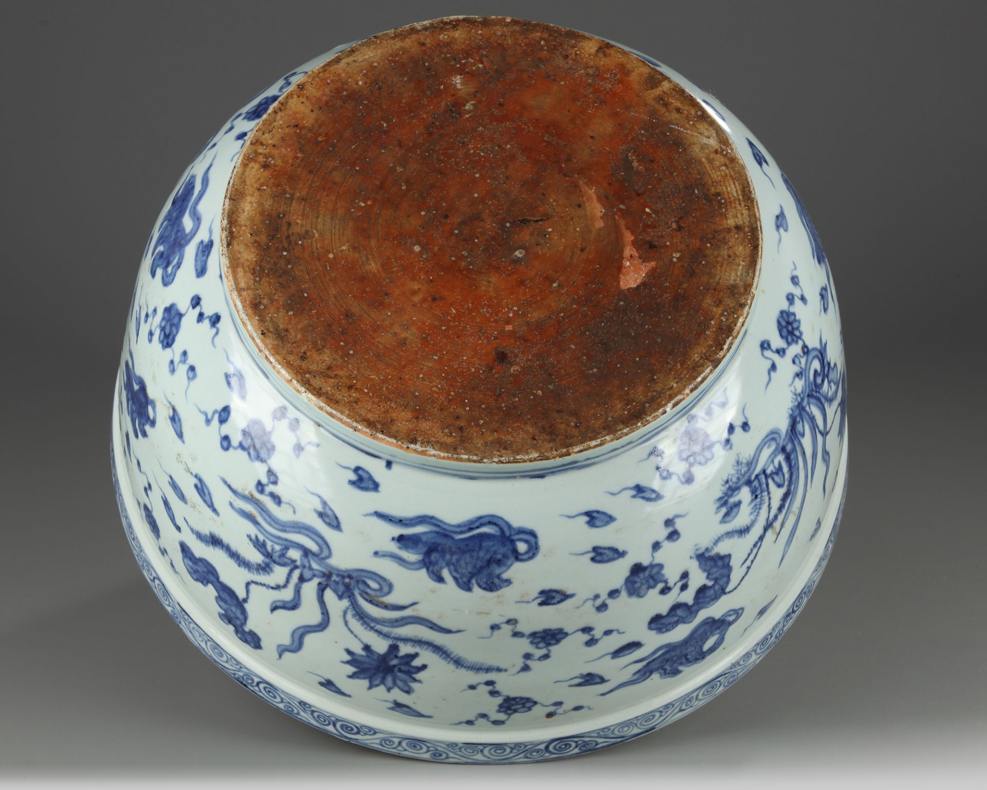 A CHINESE BLUE AND WHITE DUCKS AND LOTUS' BASIN, MING DYNASTY (1368-1644) - Image 6 of 6