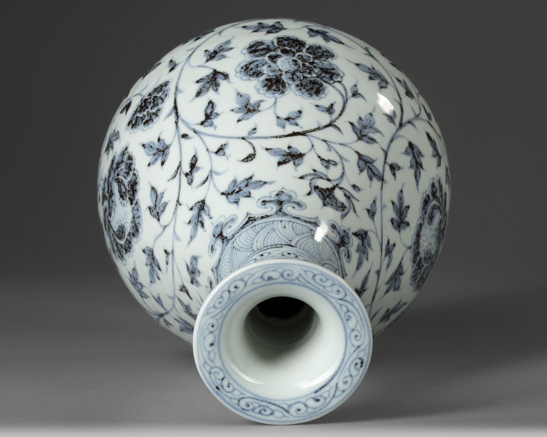 A CHINESE BLUE AND WHITE "SCROLLING PEONY" PEAR SHAPED VASE - Image 2 of 4