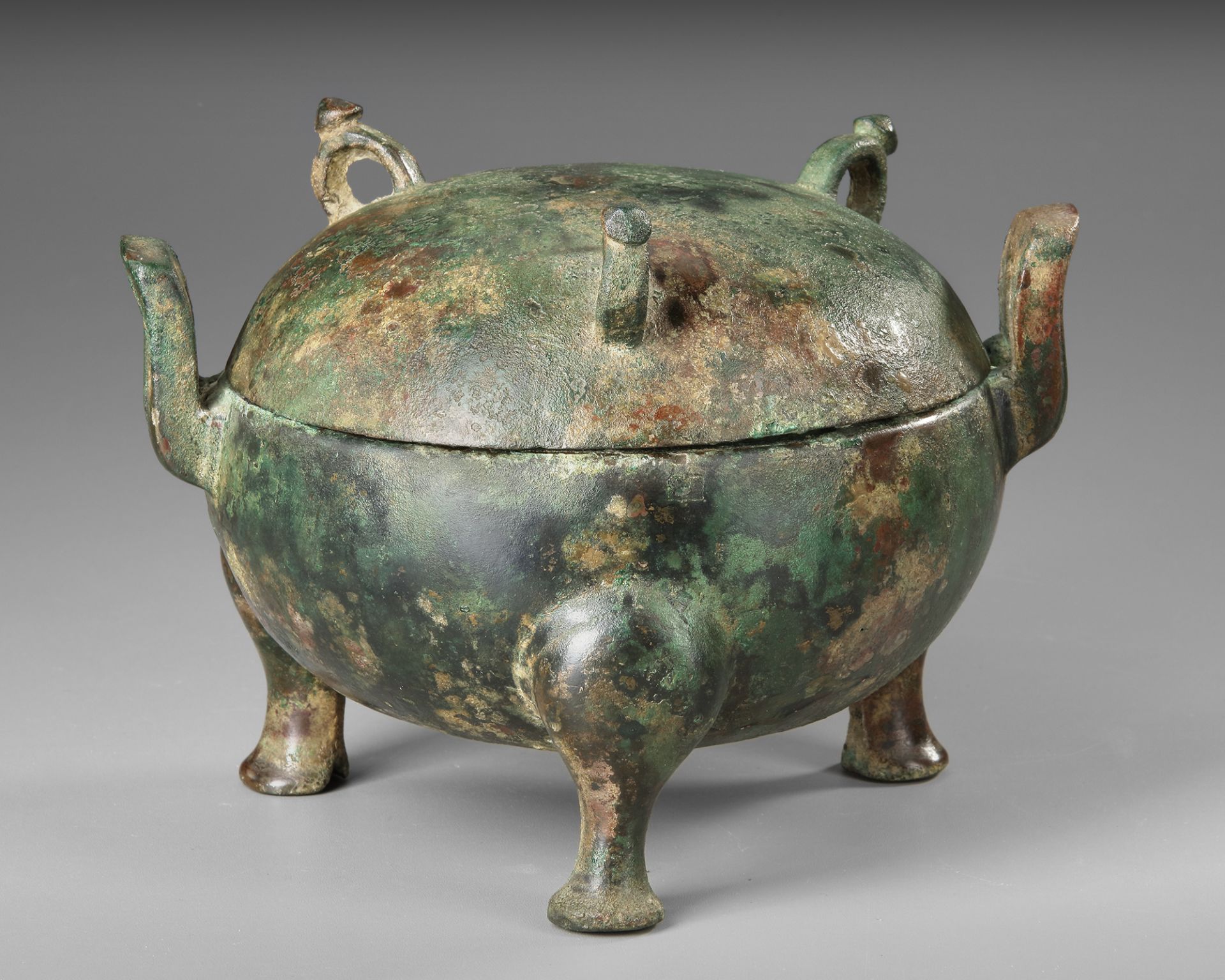 A CHINESE BRONZE TRIPOD STORAGE VESSEL AND AN ASSOCIATED COVER, DING, SON/MING DYNASTY