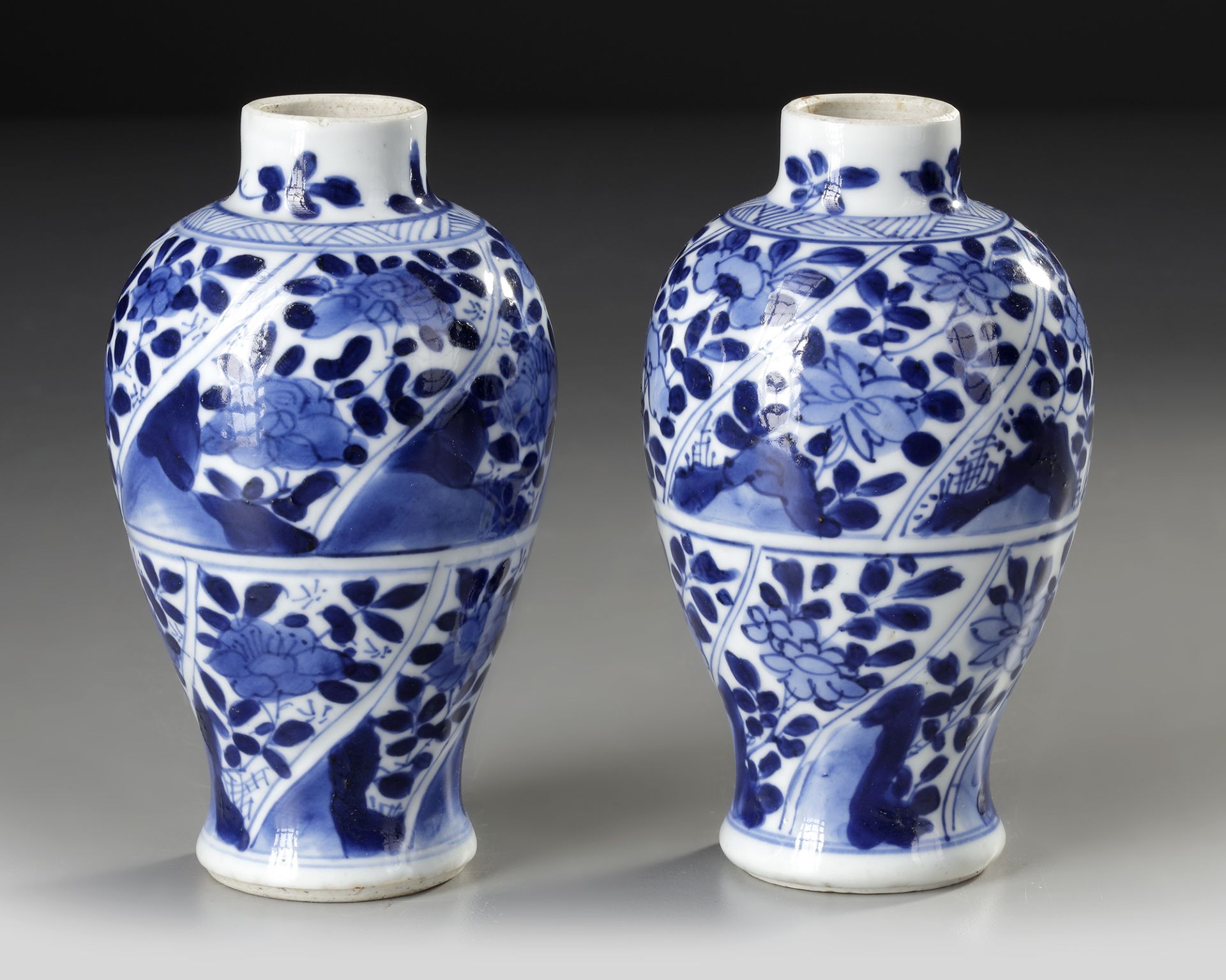 A PAIR OF CHINESE BLUE AND WHITE VASES, KANGXI PERIOD (1662-1722) - Image 2 of 4