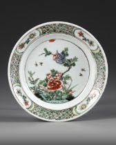 A CHINESE FAMILLE VERTE DISH, KANGXI PERIOD (1662-1722)