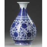 A CHINESE UNDER-GLAZE BLUE AND WHITE MING-STYLE PEAR SHAPED VASE, QING DYNASTY (1644-1911)