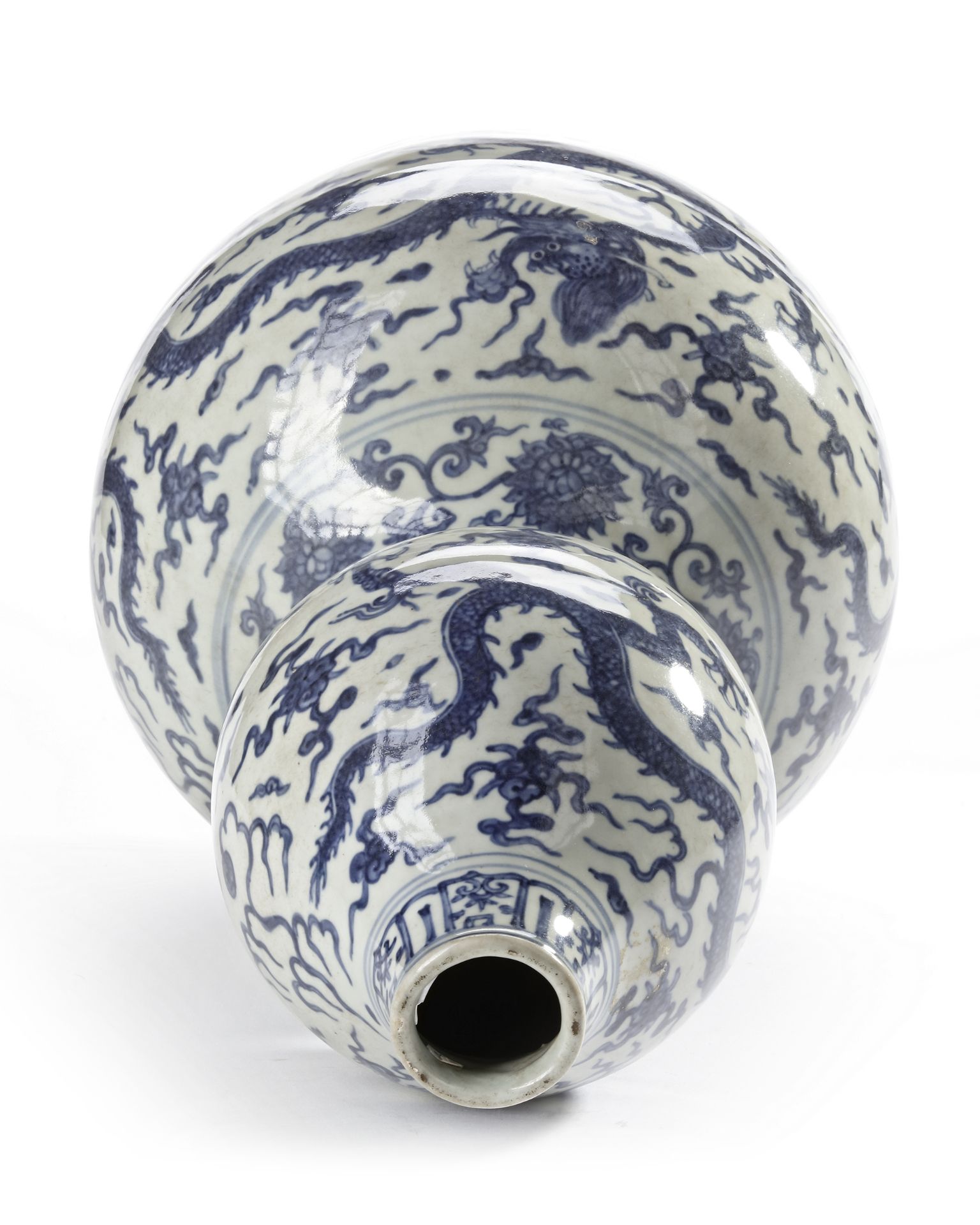 A CHINESE BLUE AND WHITE DOUBLE GOURD VASE, MING DYNASTY (1368-1644) OR LATER - Bild 3 aus 4