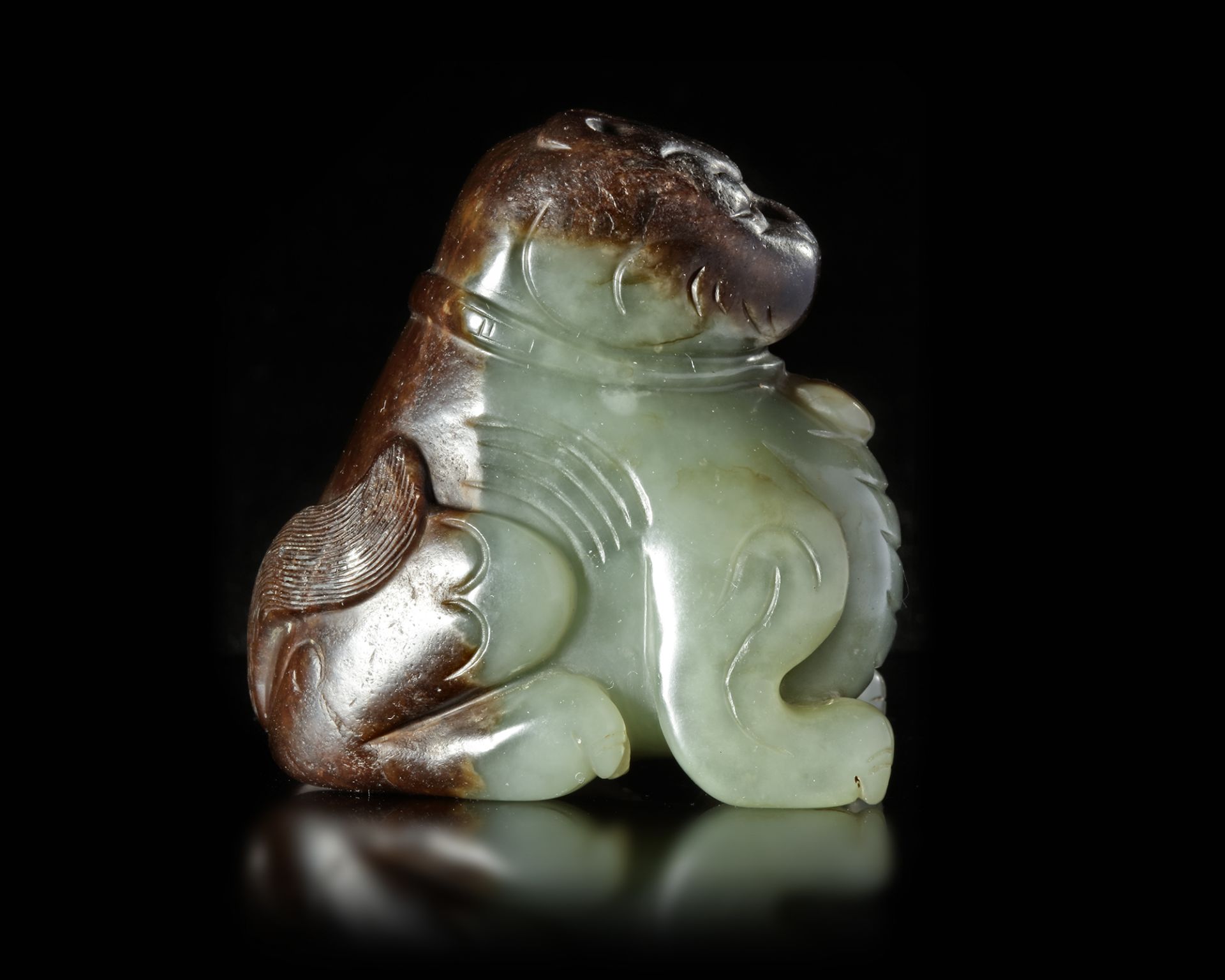 A CHINESE SPINACH CARVED JADE FU DOG, MING DYNASTY (1368-1644) - Bild 3 aus 5