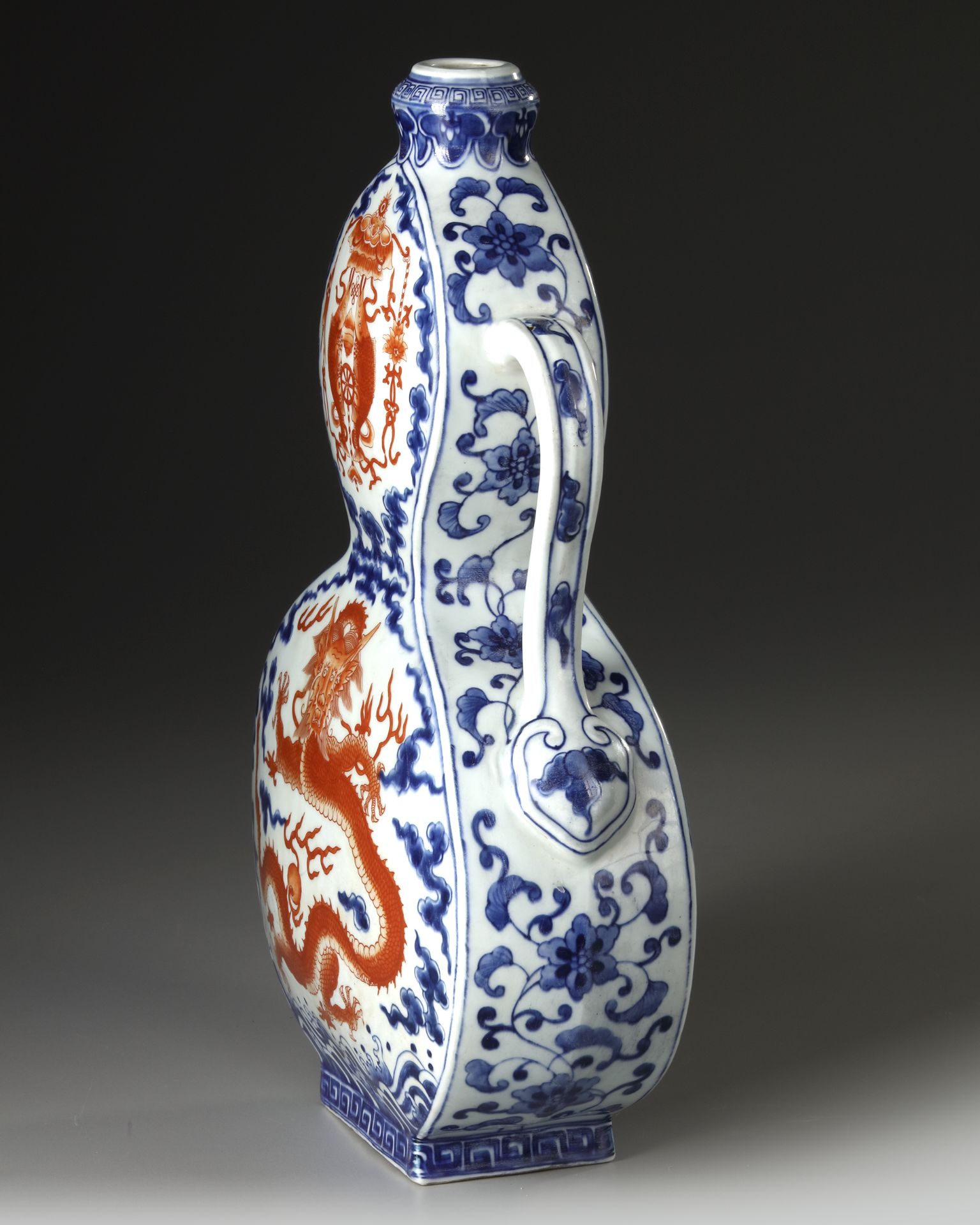 A CHINESE IRON-RED DECORATED DOUBLE GOURD MOON FLASK, 19TH-20TH CENTURY - Image 3 of 3