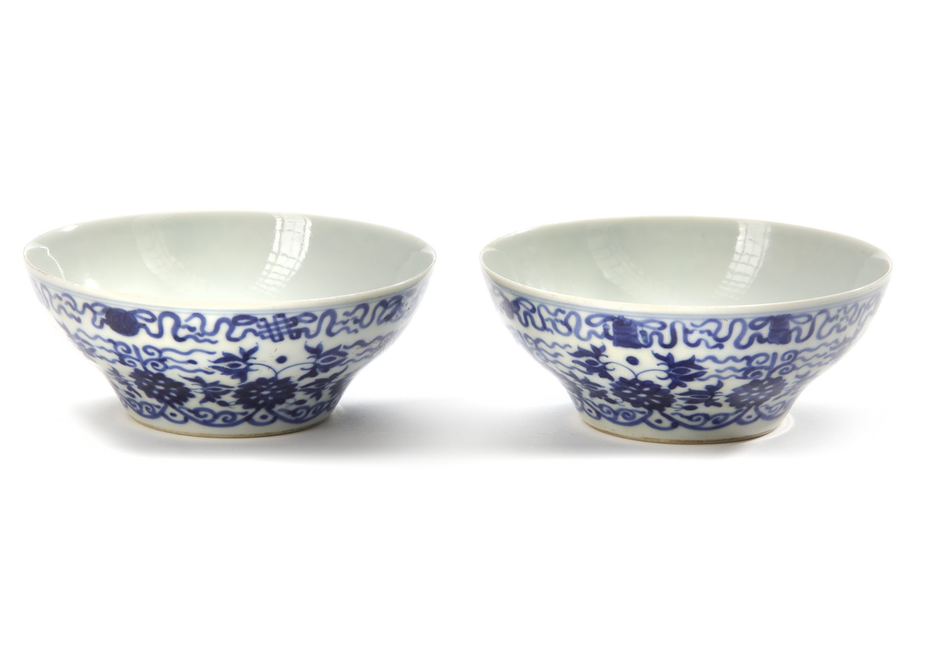 A PAIR OF CHINESE BLUE AND WHITE OGEE BOWLS, QING DYNASTY (1636–1912) - Image 2 of 4