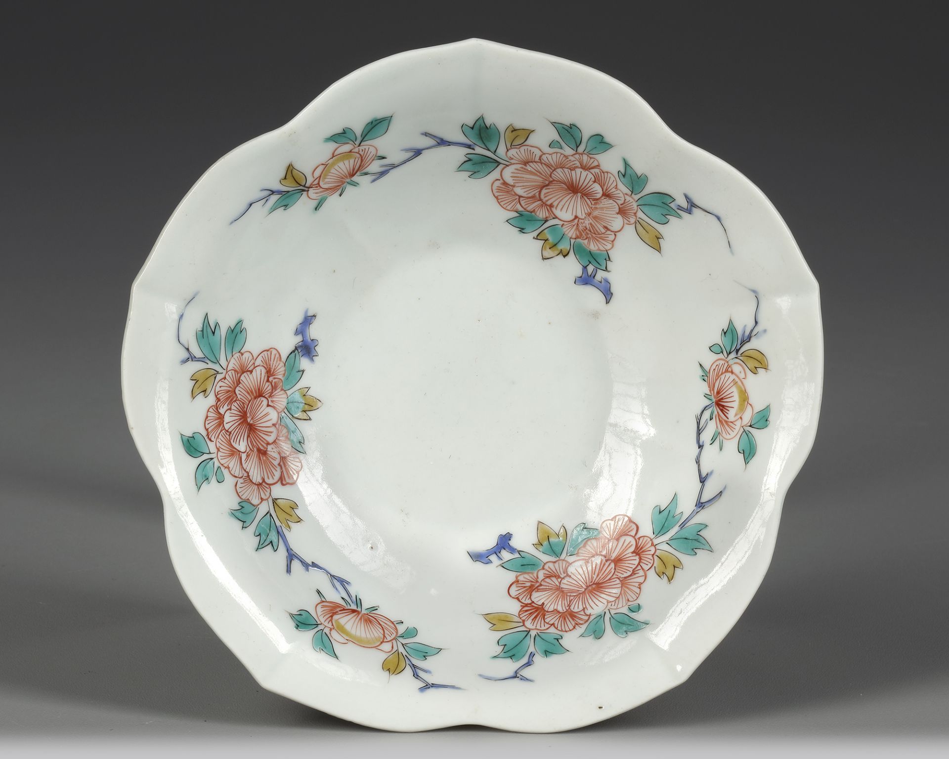 A JAPANESE PORCELAIN ENAMELLED DISH, 18TH CENTURY