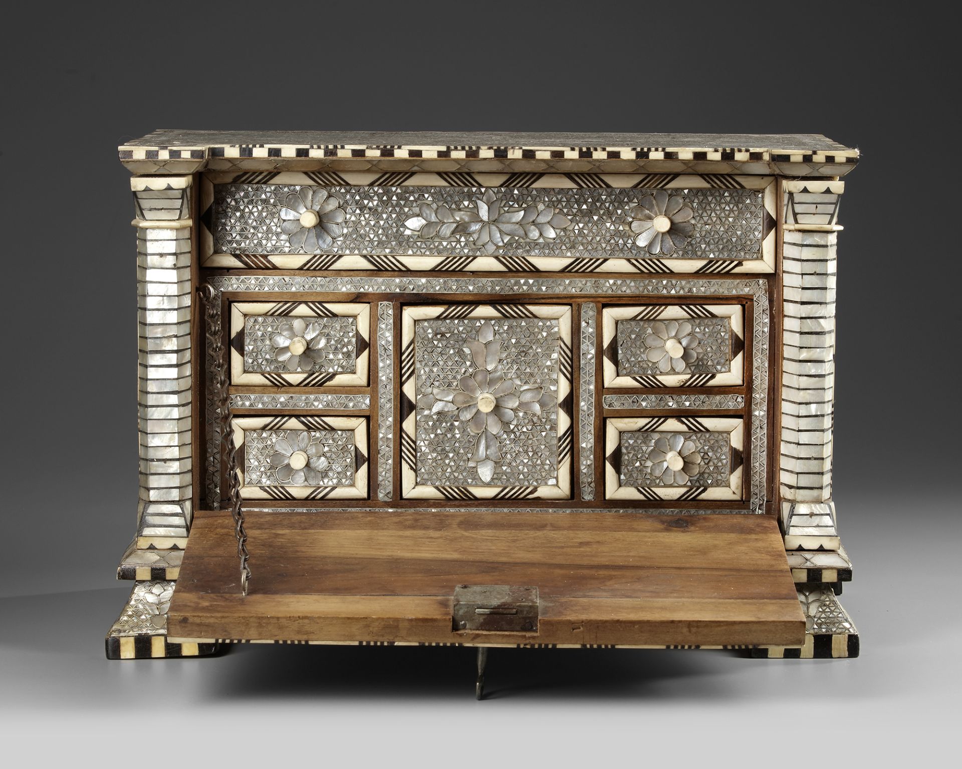 AN OTTOMAN MOTHER-OF-PEARL AND BONE INLAID CHEST, TURKEY, EARLY 20TH CENTURY - Image 4 of 5