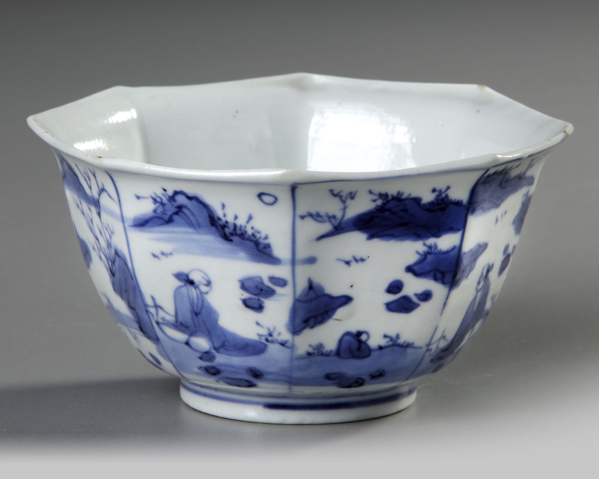 A CHINESE BLUE AND WHITE OCTAGONAL BOWL, 17TH CENTURY - Image 2 of 4