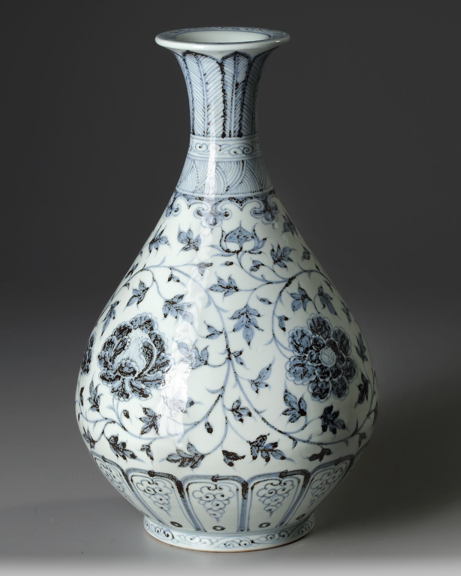 A CHINESE BLUE AND WHITE "SCROLLING PEONY" PEAR SHAPED VASE - Image 3 of 4