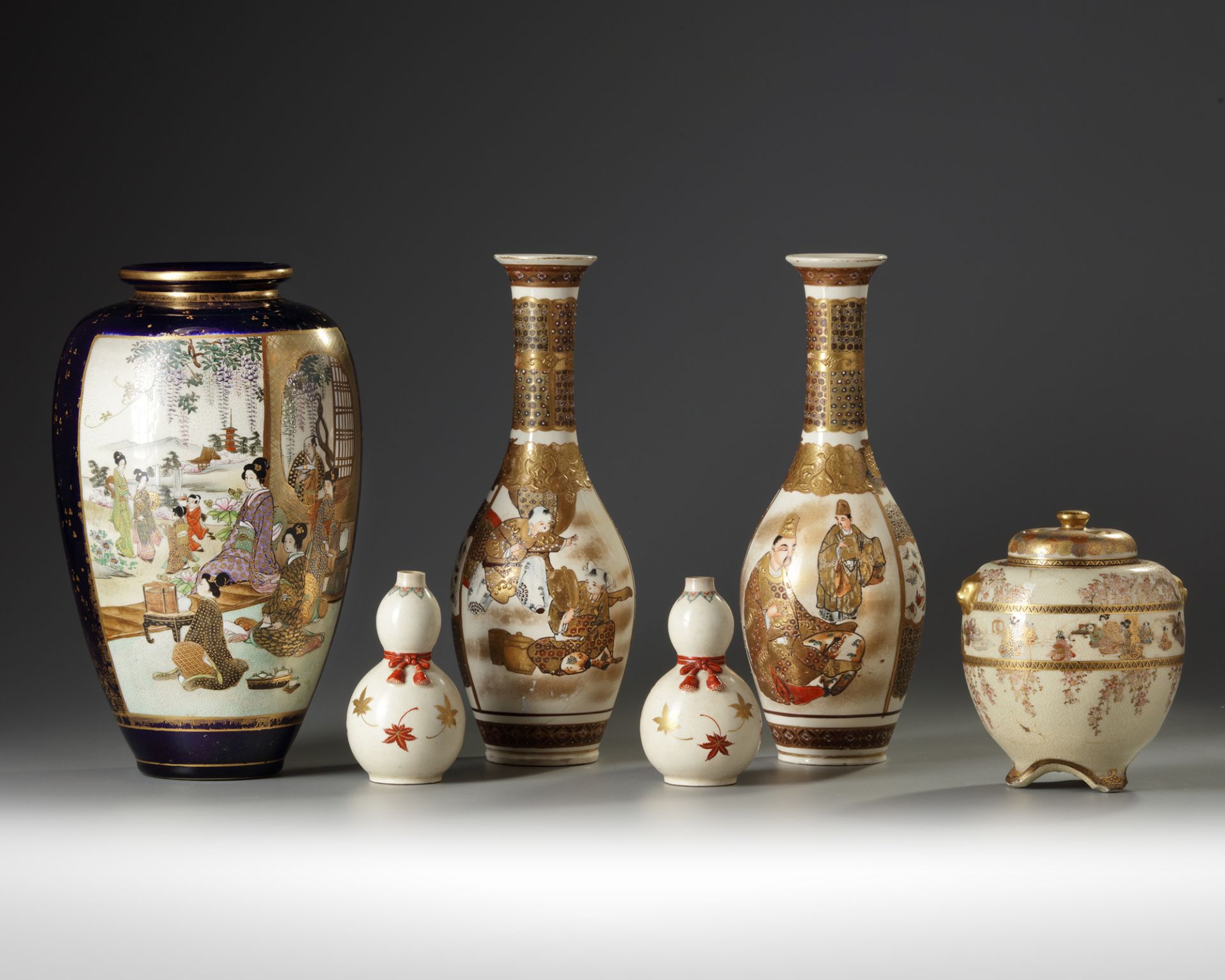 A GROUP OF SIX JAPANESE SATSUMA WARES, 19TH/20TH CENTURY