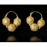 A PAIR OF EARLY ISLAMIC GOLD EARRINGS, 12TH CENTURY