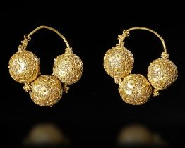 A PAIR OF EARLY ISLAMIC GOLD EARRINGS, 12TH CENTURY