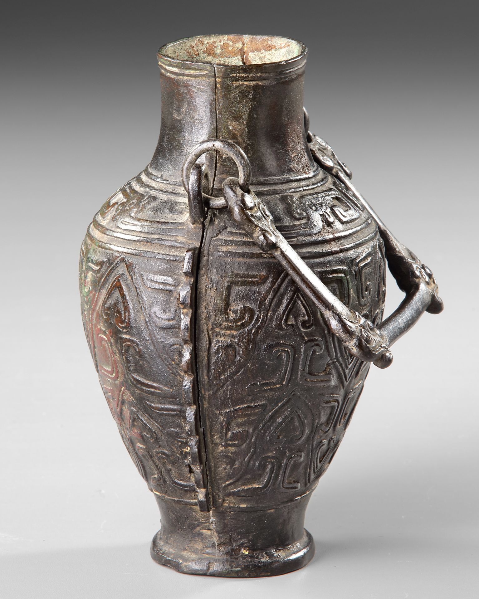 A CHINESE ARCHAISTIC BRONZE VASE, SONG DYNASTY (960 - 1279) - Image 3 of 4