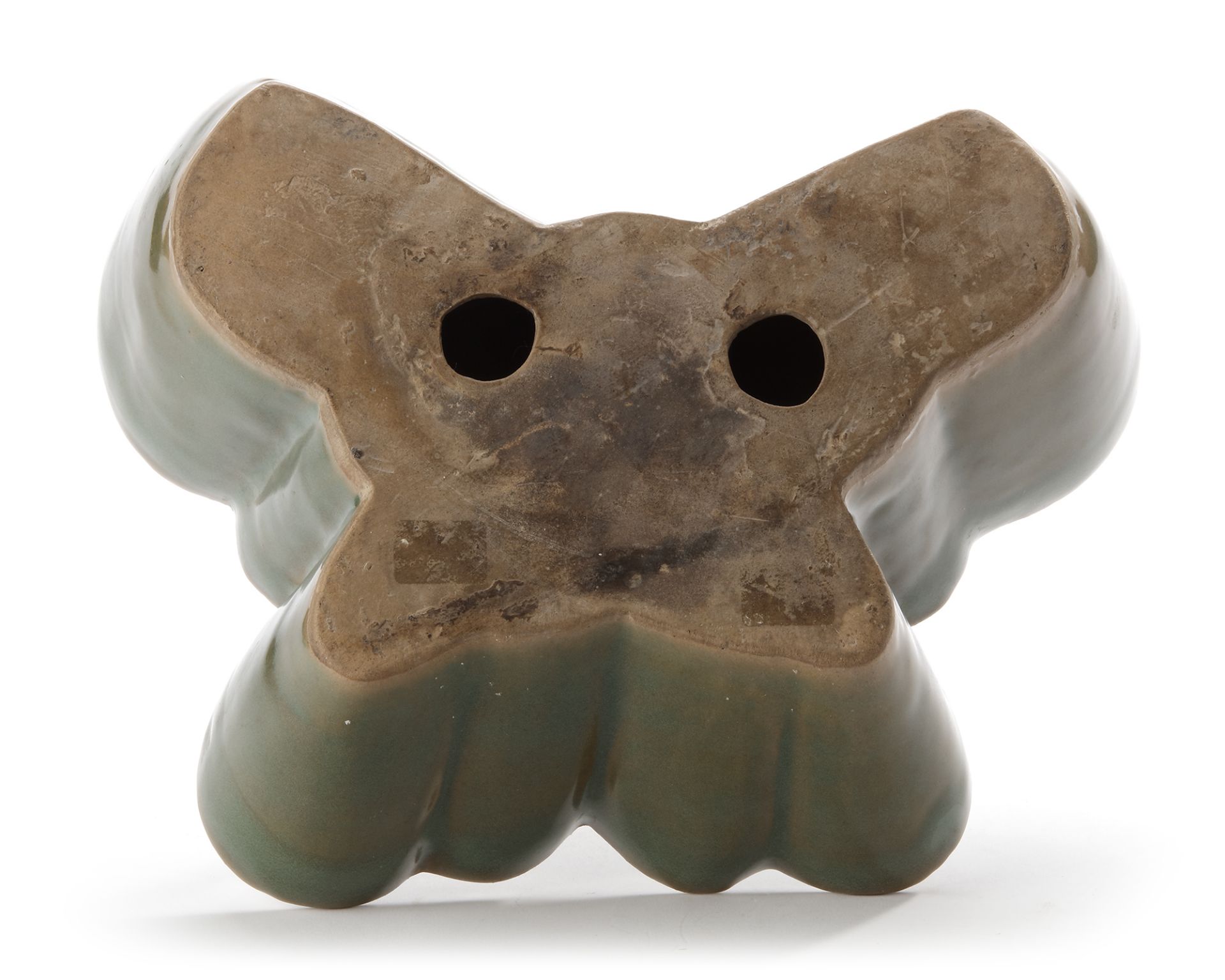 A CHINESE CELADON BUTTERFLY SHAPED PILLOW, MING DYNASTY (1368-1644) - Bild 3 aus 4