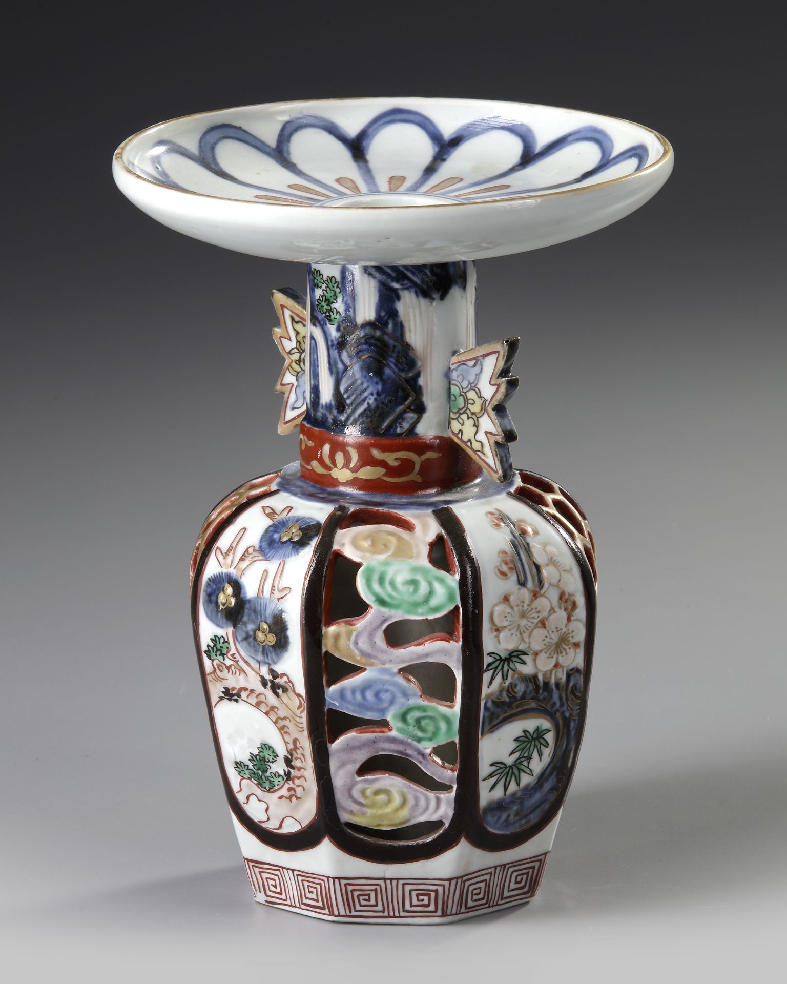 A JAPANESE IMARI DOUBLE-WALLED RETICULATED VASE, 17TH CENTURY