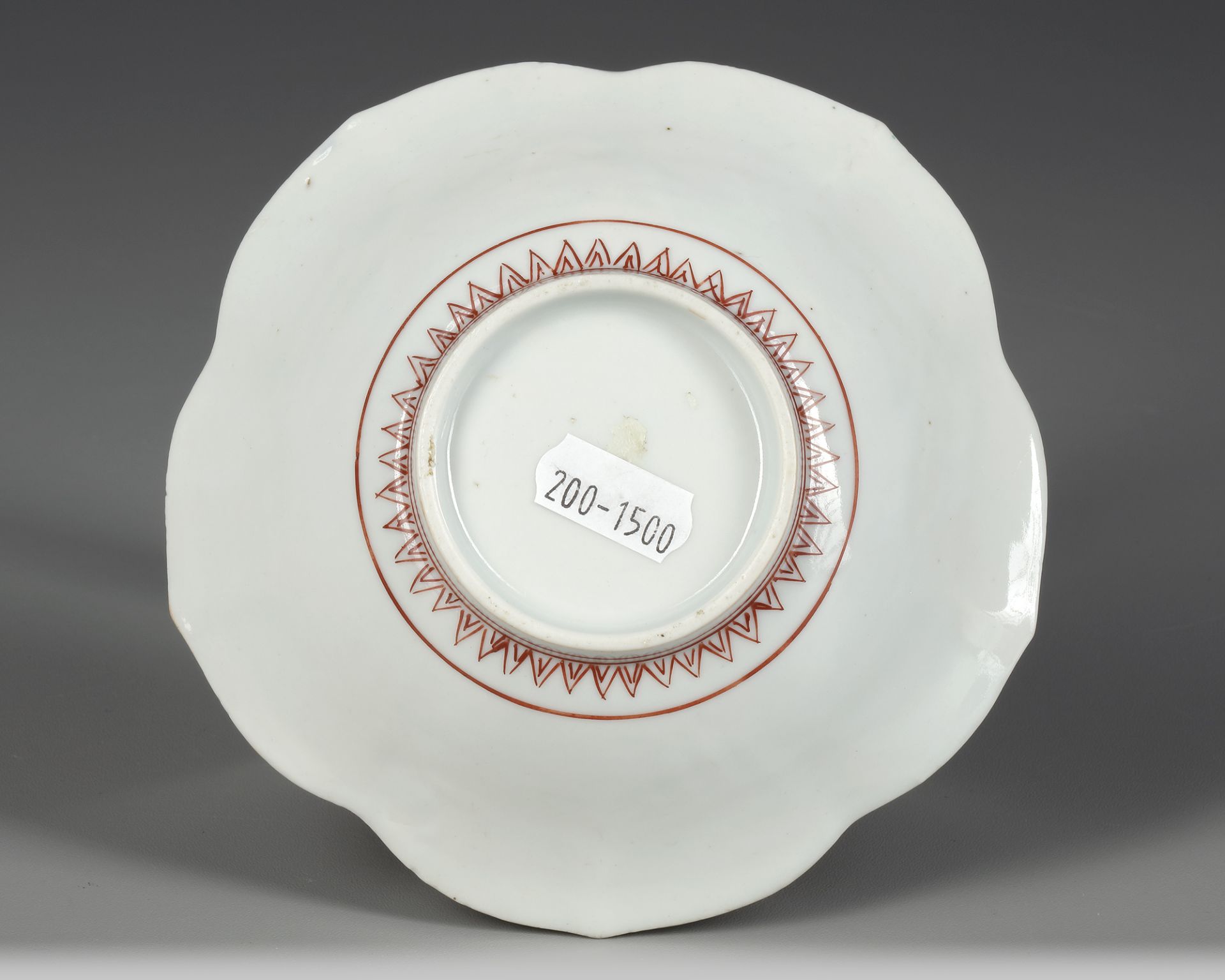 A JAPANESE PORCELAIN ENAMELLED DISH, 18TH CENTURY - Image 3 of 3