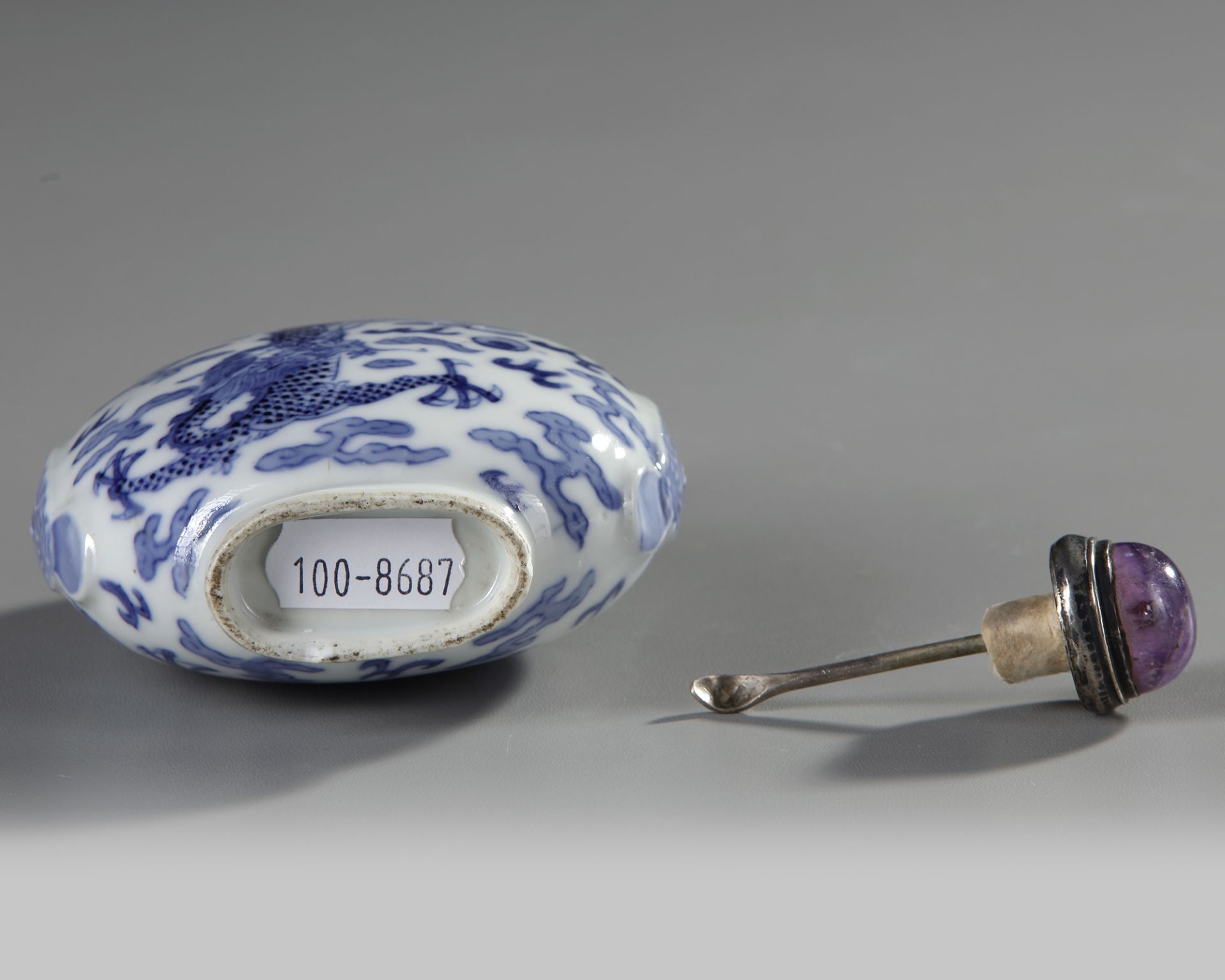 A CHINESE BLUE AND WHITE SNUFF BOTTLE, 19TH CENTURY - Image 4 of 4