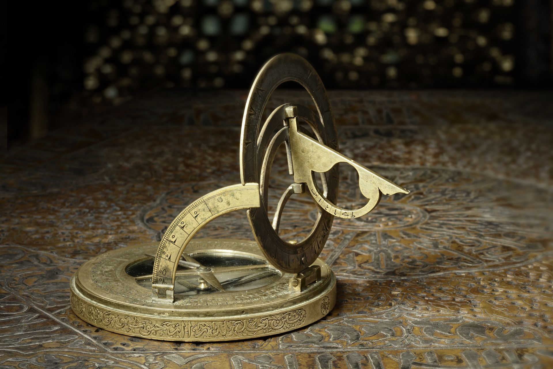 A RARE PERSIAN QIBLA FINDER FITTED WITH A EUROPEAN STYLE "UNIVERSAL" SUNDIAL, 18TH CENTURY - Image 2 of 9