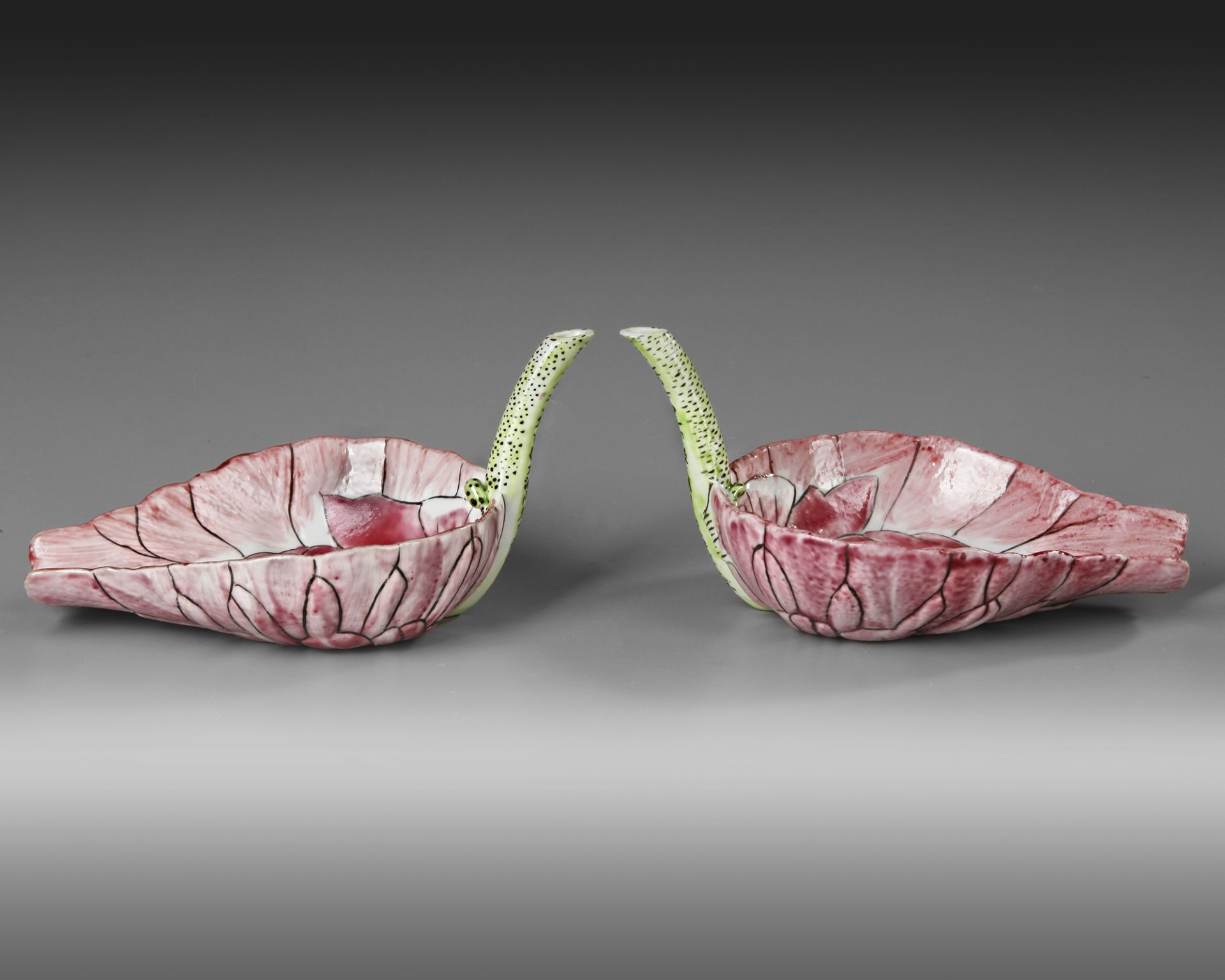A PAIR OF CHINESE FAMILLE ROSE 'LOTUS' CUPS, 19TH-20TH CENTURY - Image 2 of 4
