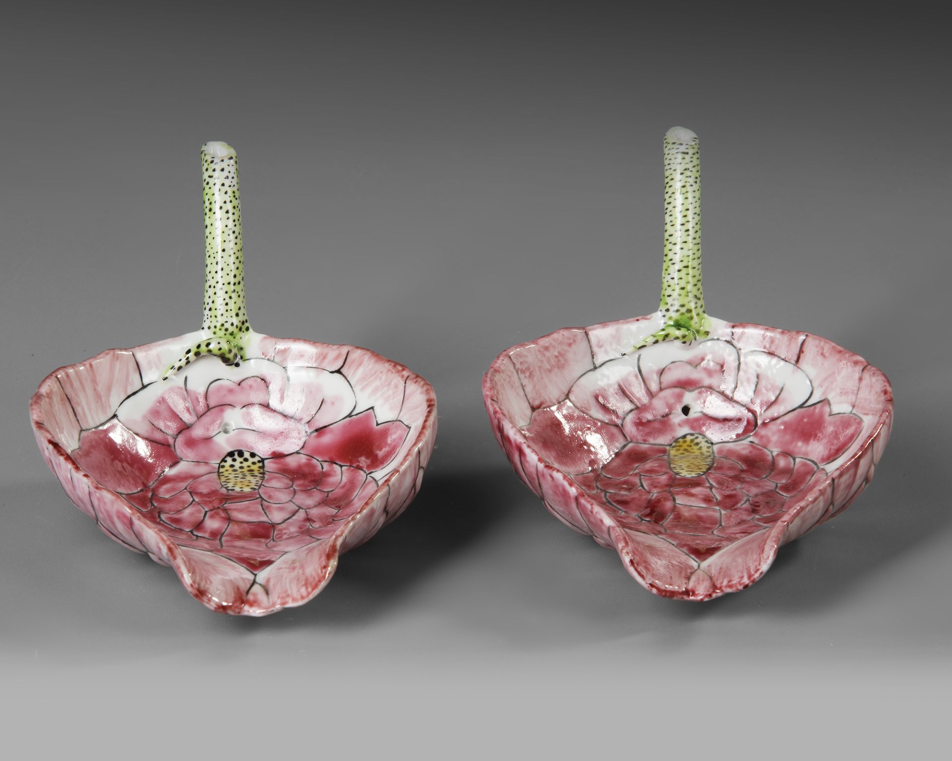 A PAIR OF CHINESE FAMILLE ROSE 'LOTUS' CUPS, 19TH-20TH CENTURY