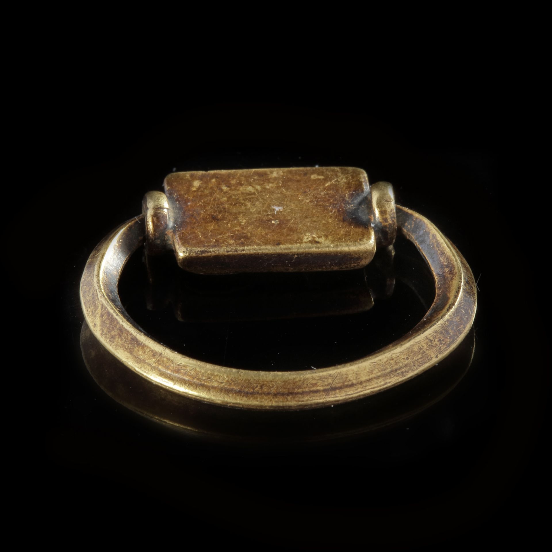 A PHOENICIAN RING IN GOLD WITH AN EYE OF HORUS, 6TH-7TH CENTURY CENTURY BC - Bild 3 aus 4