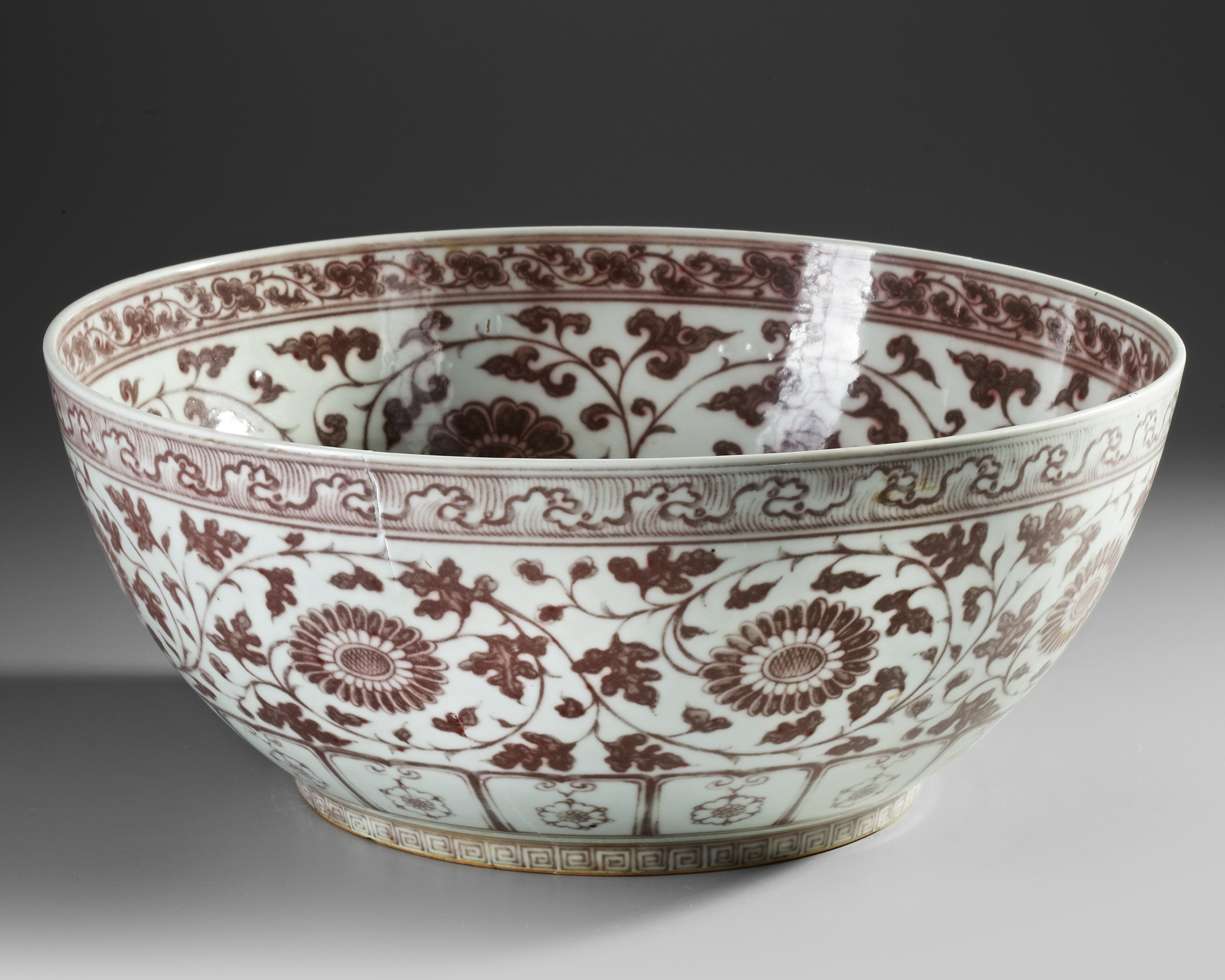 A LARGE CHINESE COPPER-RED 'FLORAL SCROLL' BOWL, QING DYNASTY (1644-1912) - Bild 3 aus 5