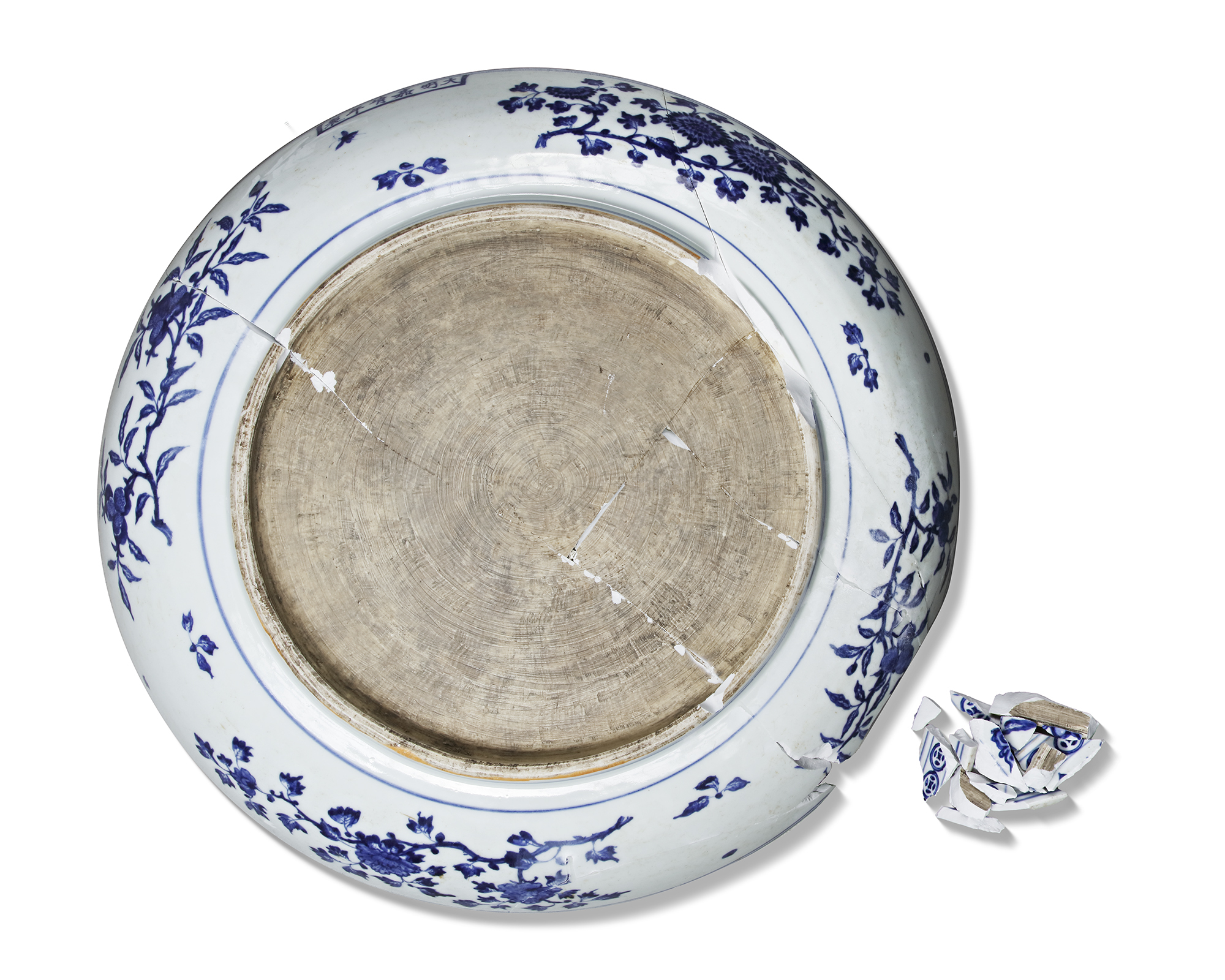 A LARGE CHINESE BLUE AND WHITE CHARGER, MING DYNASTY (1368-1644) OR LATER - Bild 2 aus 3