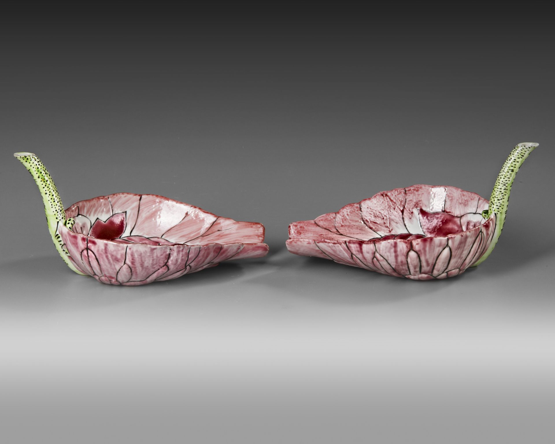 A PAIR OF CHINESE FAMILLE ROSE 'LOTUS' CUPS, 19TH-20TH CENTURY - Image 3 of 4